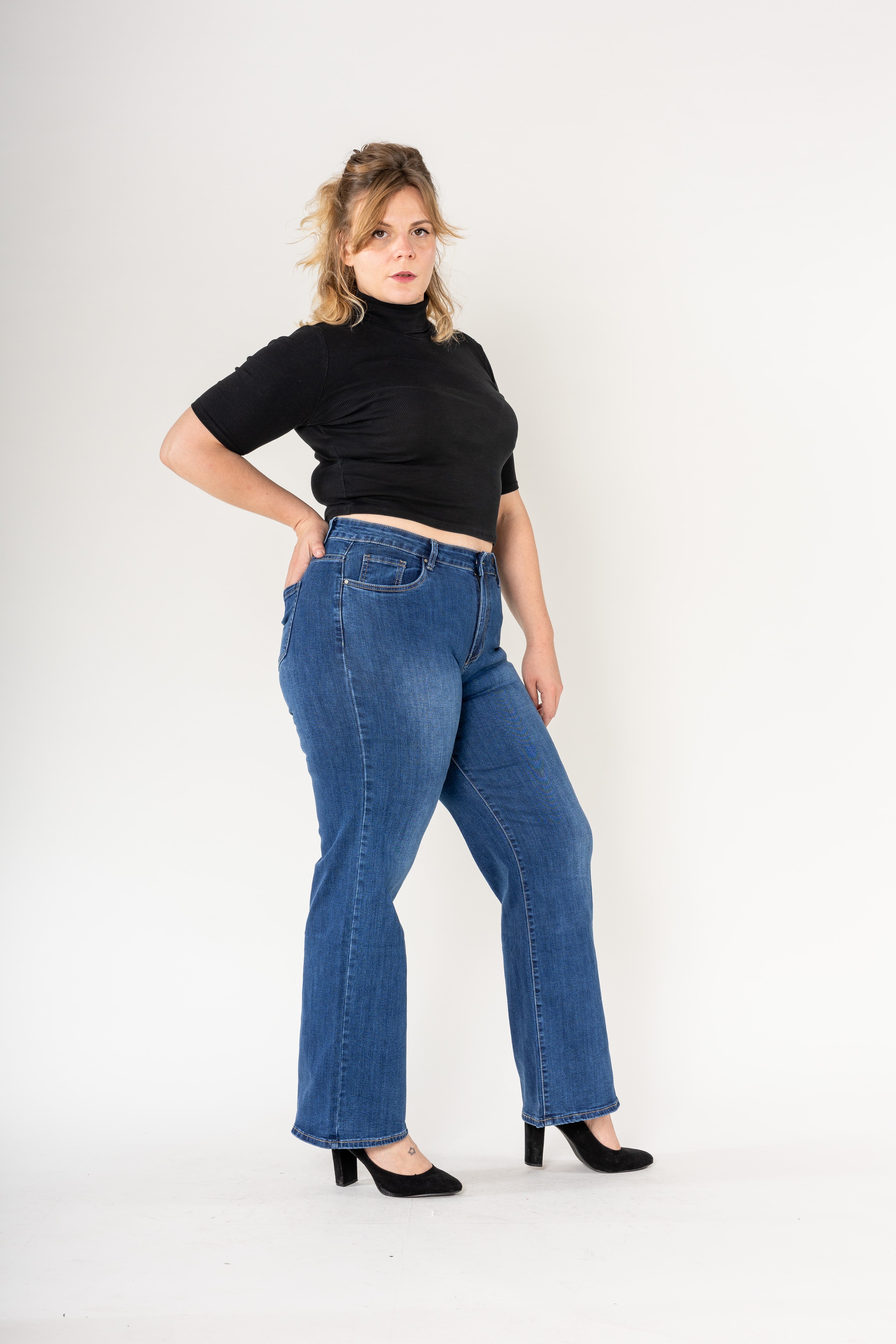Détail de la taille haute du jean droit bleu – Mode grande taille tendance Abana Boutique 64480
