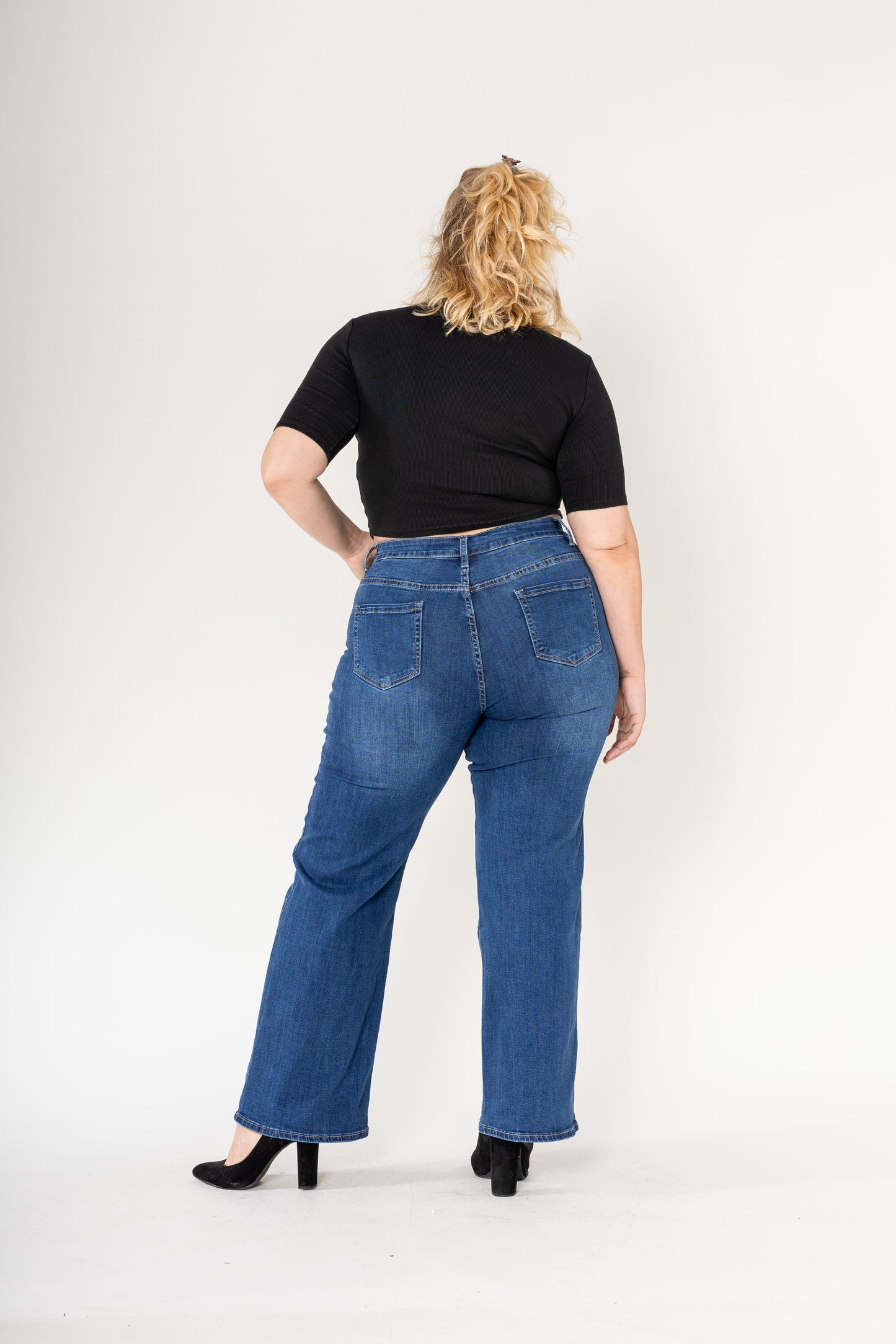 Jean grande taille bleu denim – Look casual chic et confortable – Abana Boutique 64990