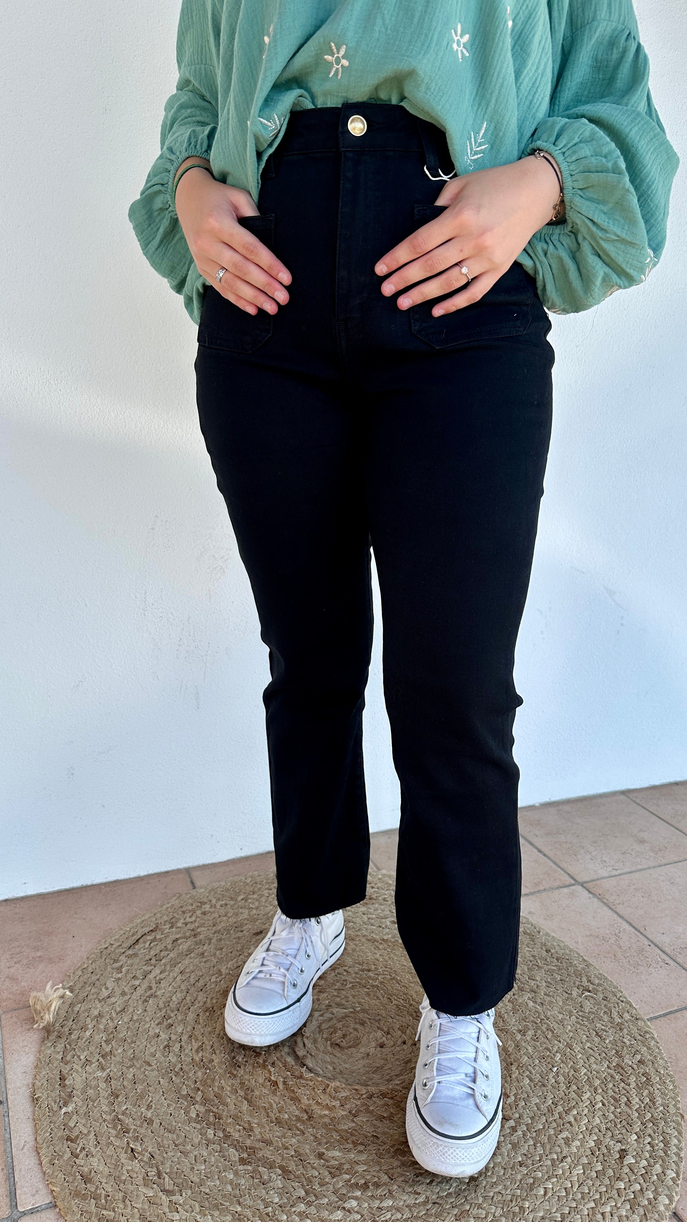 Jean flare noir femme, coupe évasée - Abana Boutique Ustariz