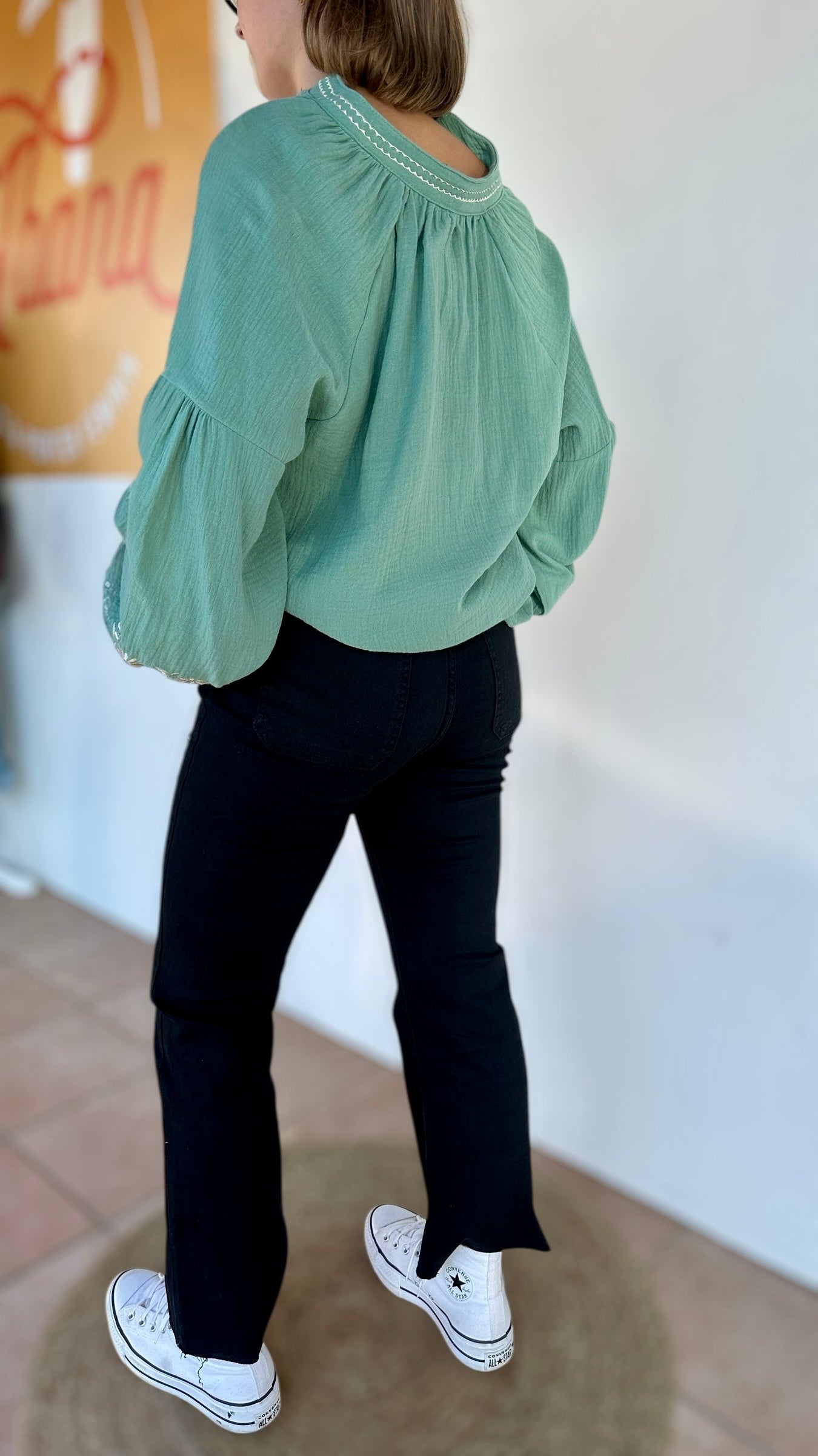 Vue de profil jean flare noir, coupe évasée élégante -  Abana Boutique 64310