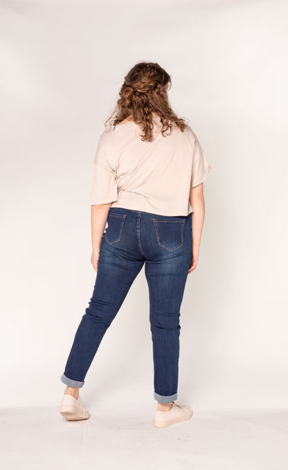 Détail taille haute du jean mom bleu – Mode grande taille -Abana Boutique 64250