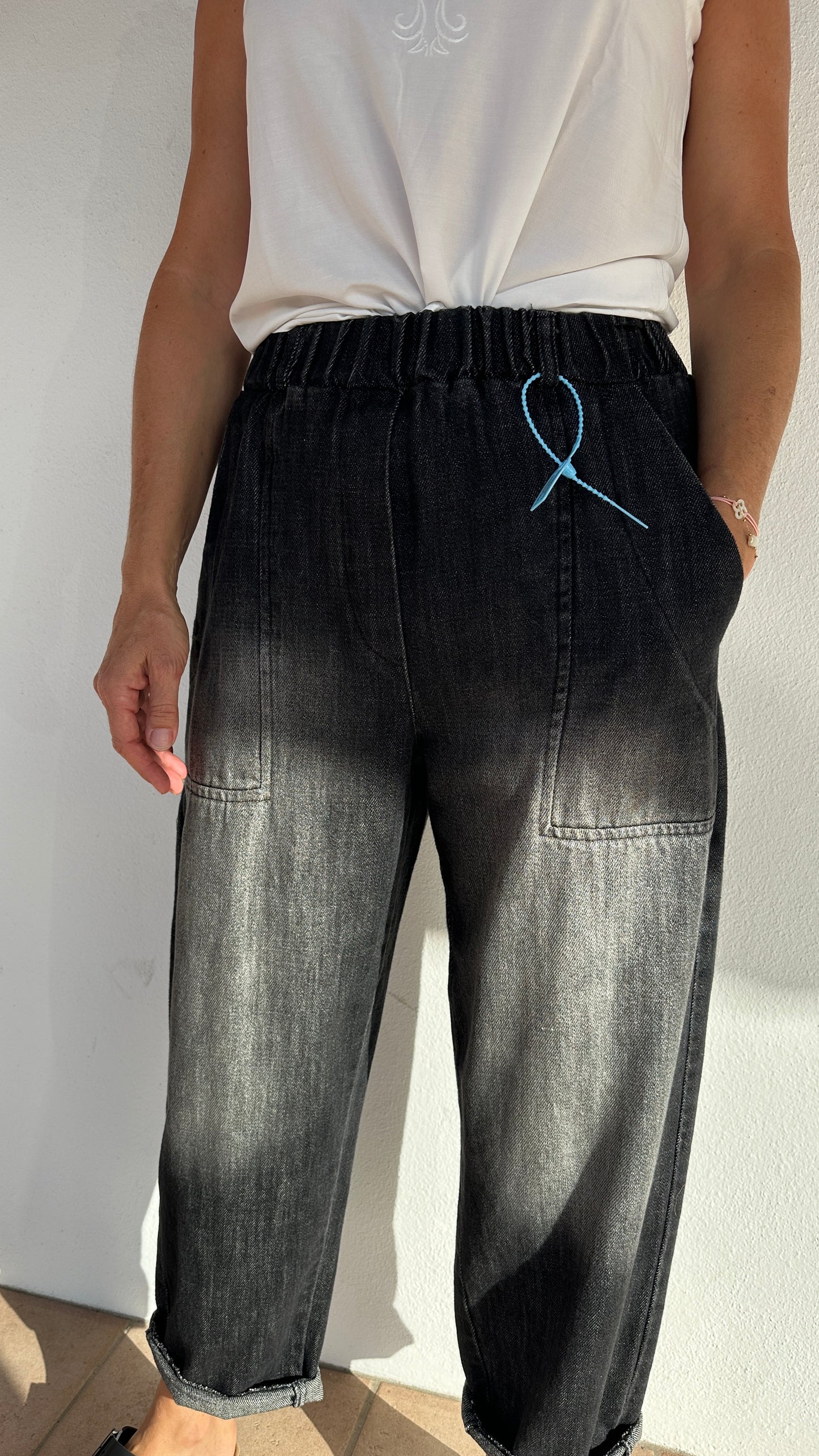 Pantalon tendance effet jean noir avec revers bas de jambes – Abana 64480