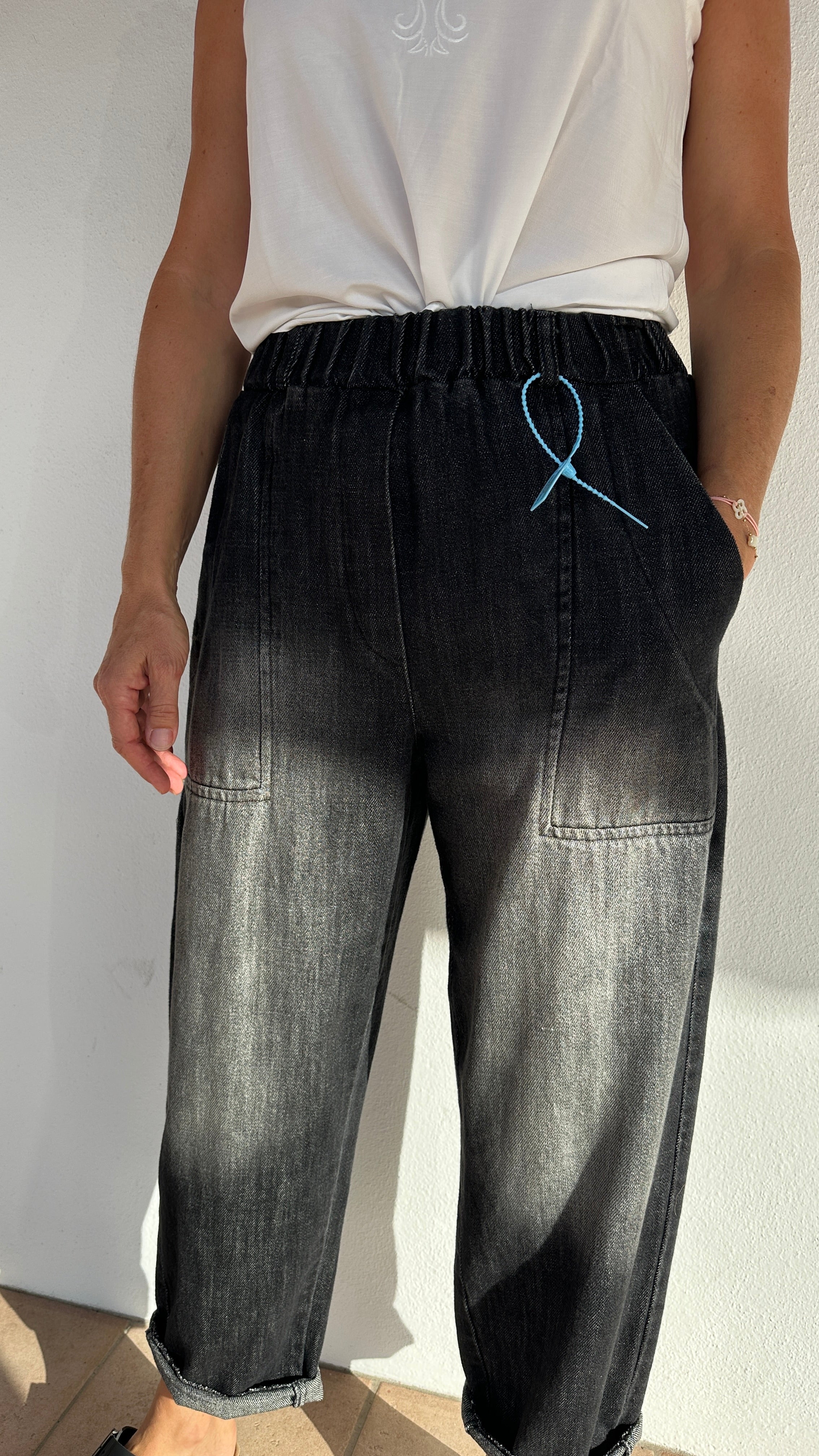 Pantalon tendance effet jean noir avec revers bas de jambes – Abana 64480