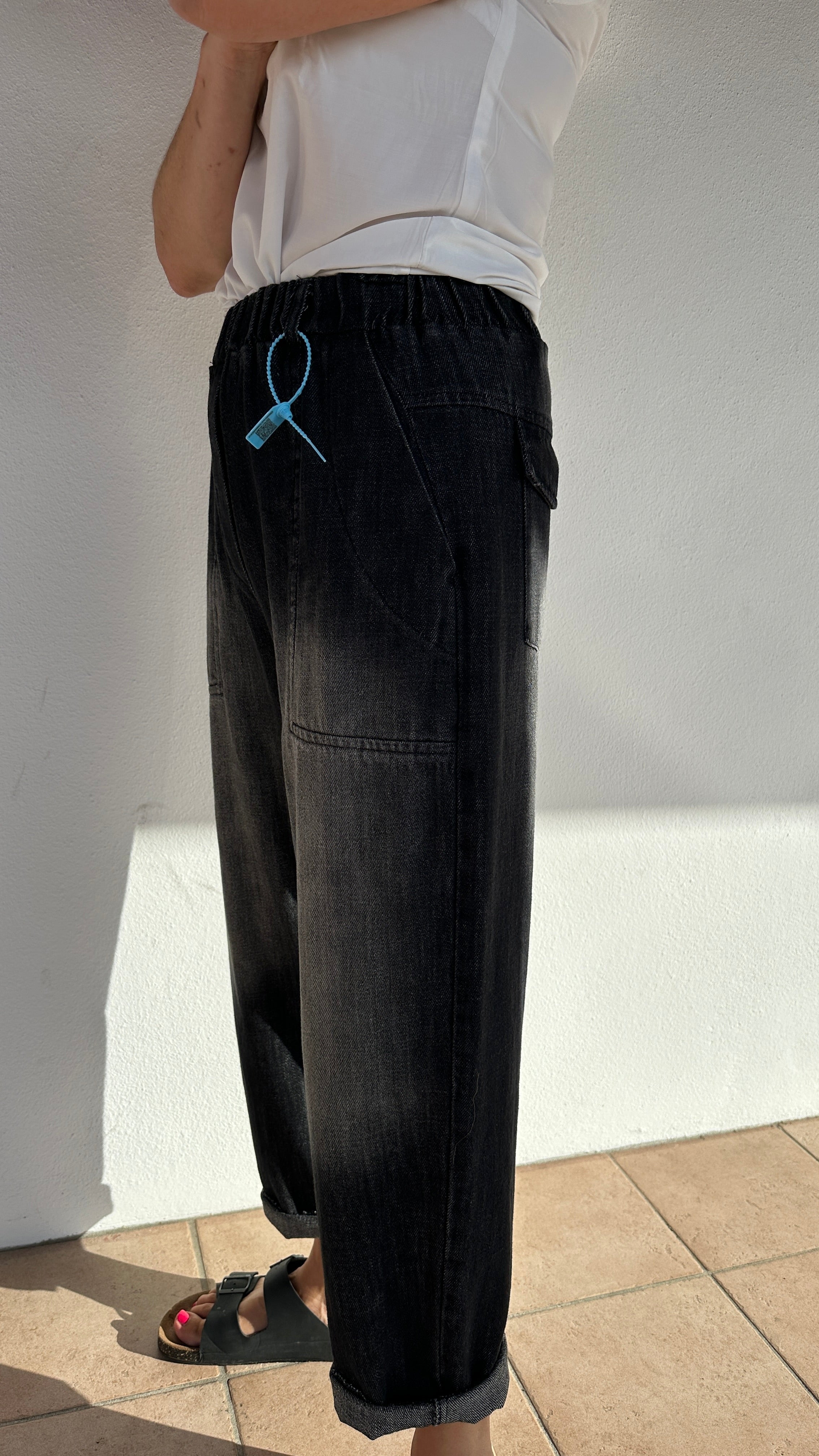 Zoom sur pantalon noir effet denim souple et léger – Abana Ustaritz