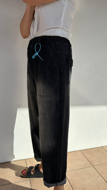 Zoom sur pantalon noir effet denim souple et léger – Abana Ustaritz