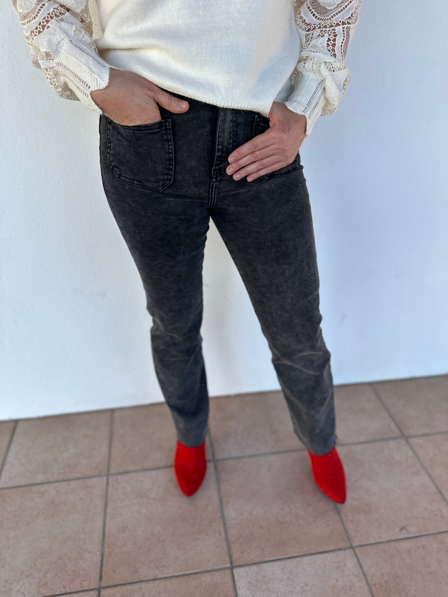 look féminin avec jean flare gris et pull écru en dentelle - abana 64250