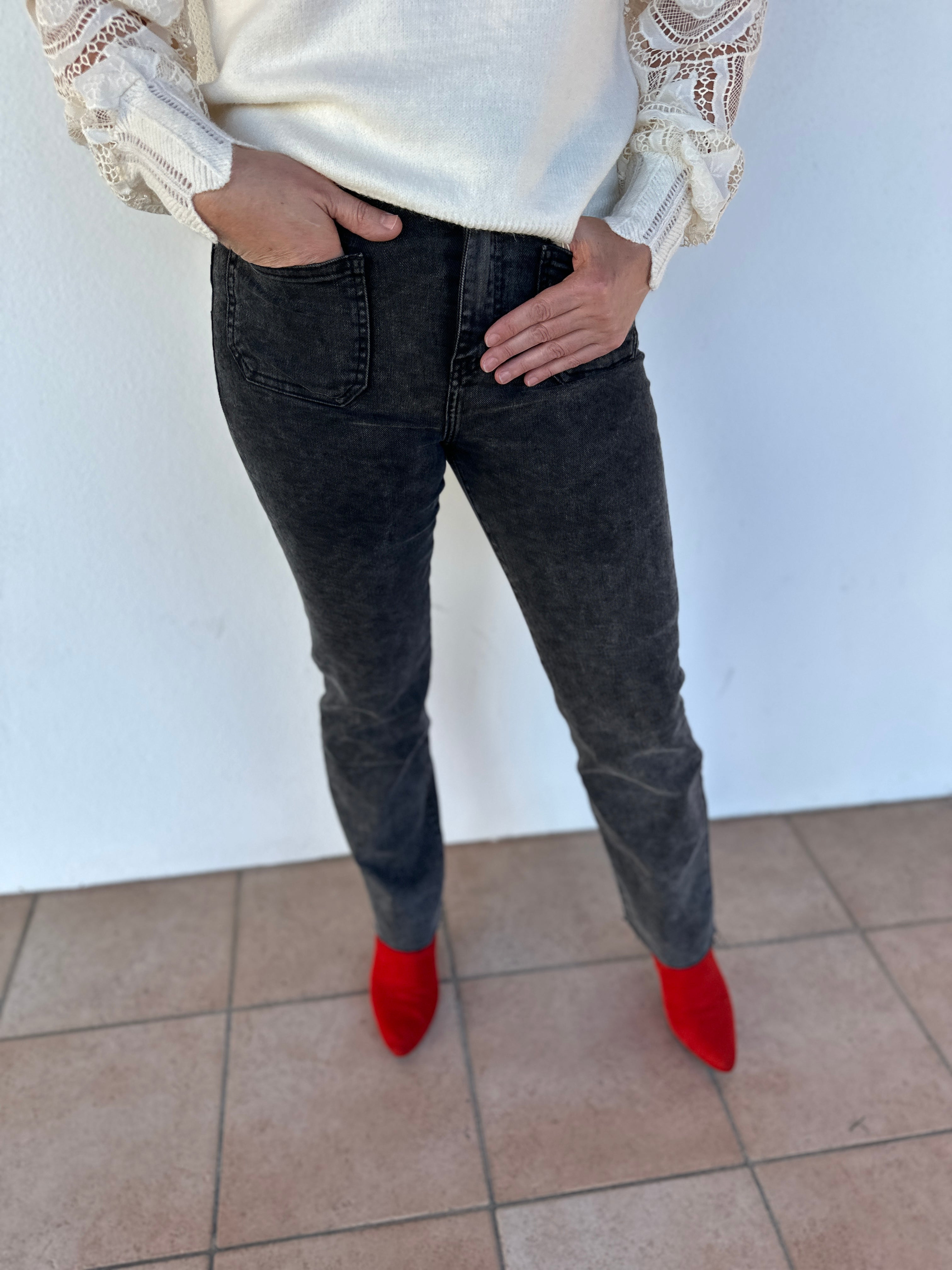 look féminin avec jean flare gris et pull écru en dentelle - abana 64250