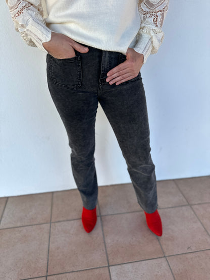 look féminin avec jean flare gris et pull écru en dentelle - abana 64250