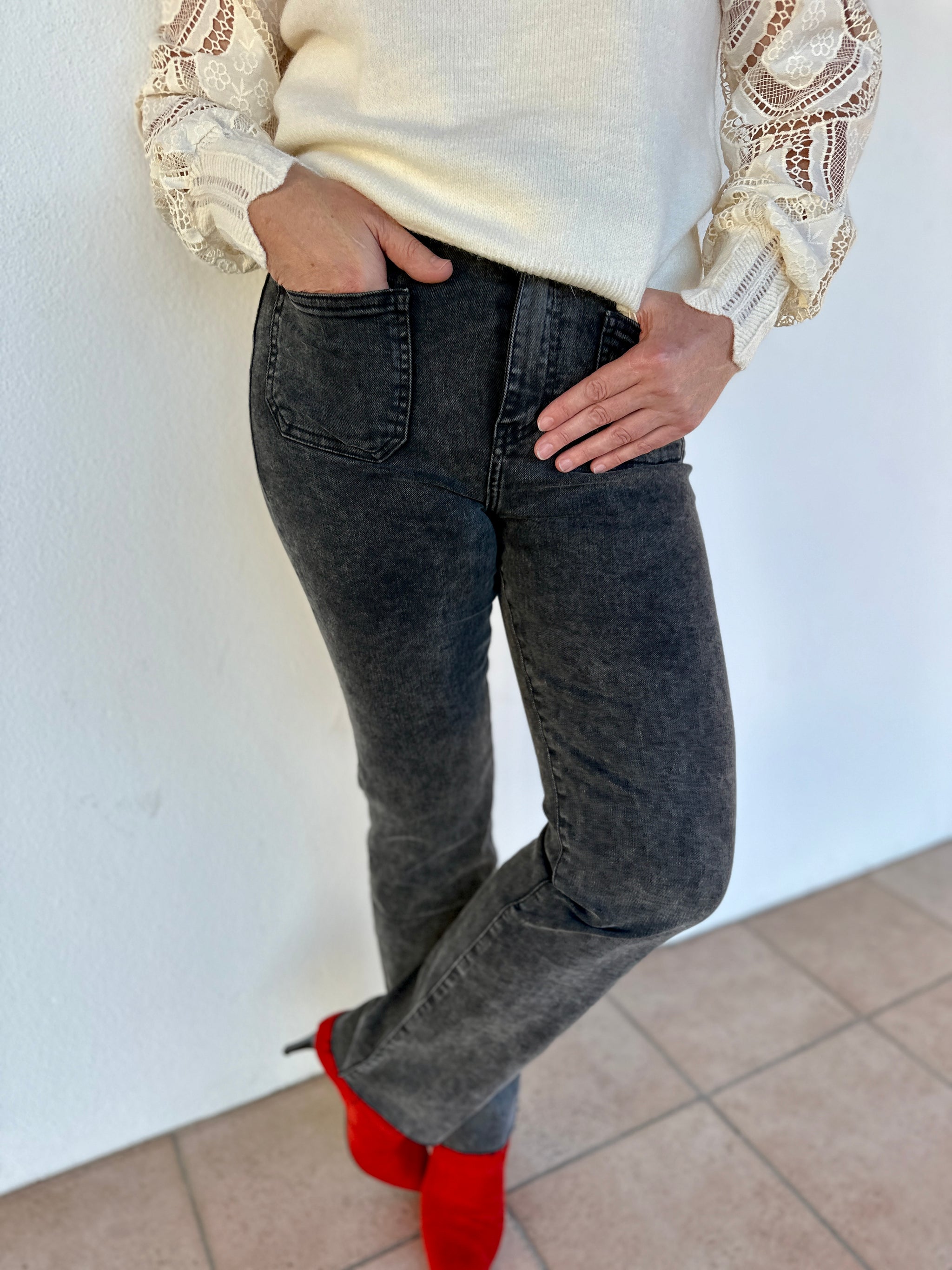 détail jean flare gris foncé femme mode automne hiver - abana 64240