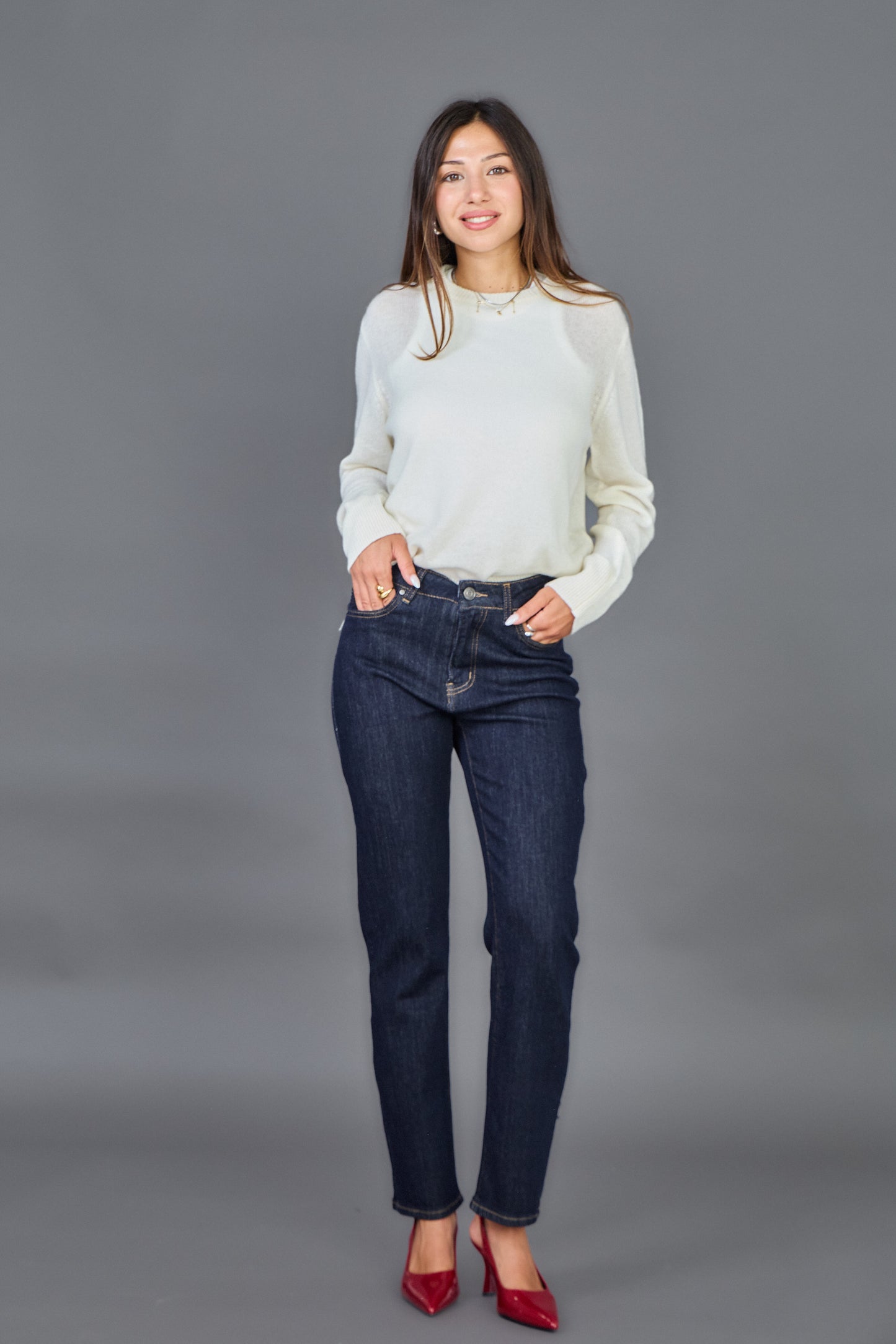 Jean straight brut coupe droite ajustée porté avec un pull clair - Abana 64480