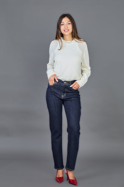 Jean straight brut coupe droite ajustée porté avec un pull clair - Abana 64480