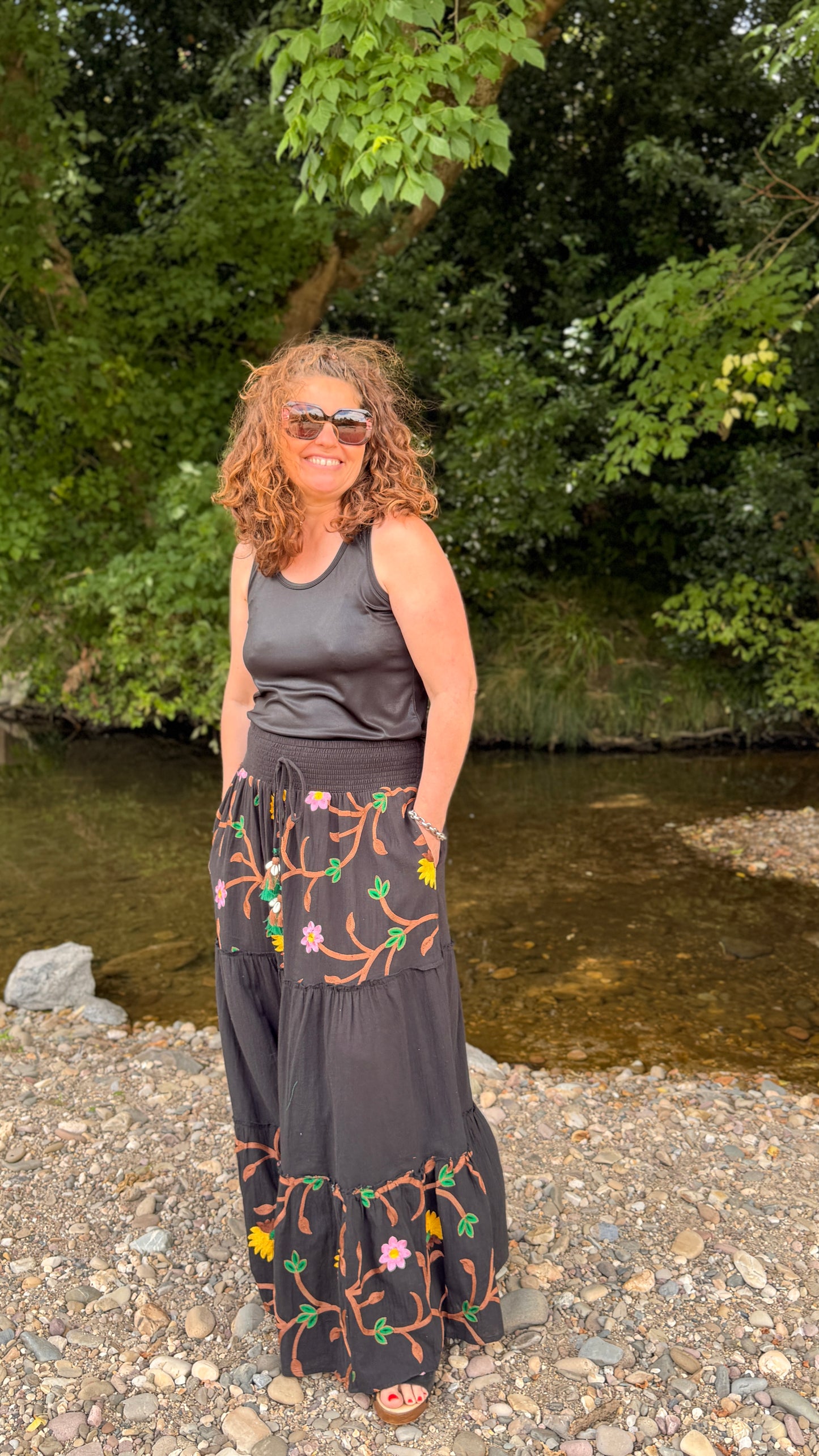 jupe longue fluide oversize avec poches noires et broderies colorées et taille elastique en taille unique orfeo paris johanna pais grenoble valence gap annecy