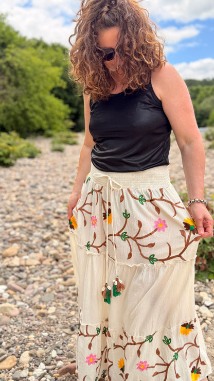 look avec debardeur noir et jupe lonfgue ecru en brdoerie nature colorées avec poches douce legere a porter 100 coton in april 1986 april vintage tarbes lourdes bagneres de bigorre saint gaudens