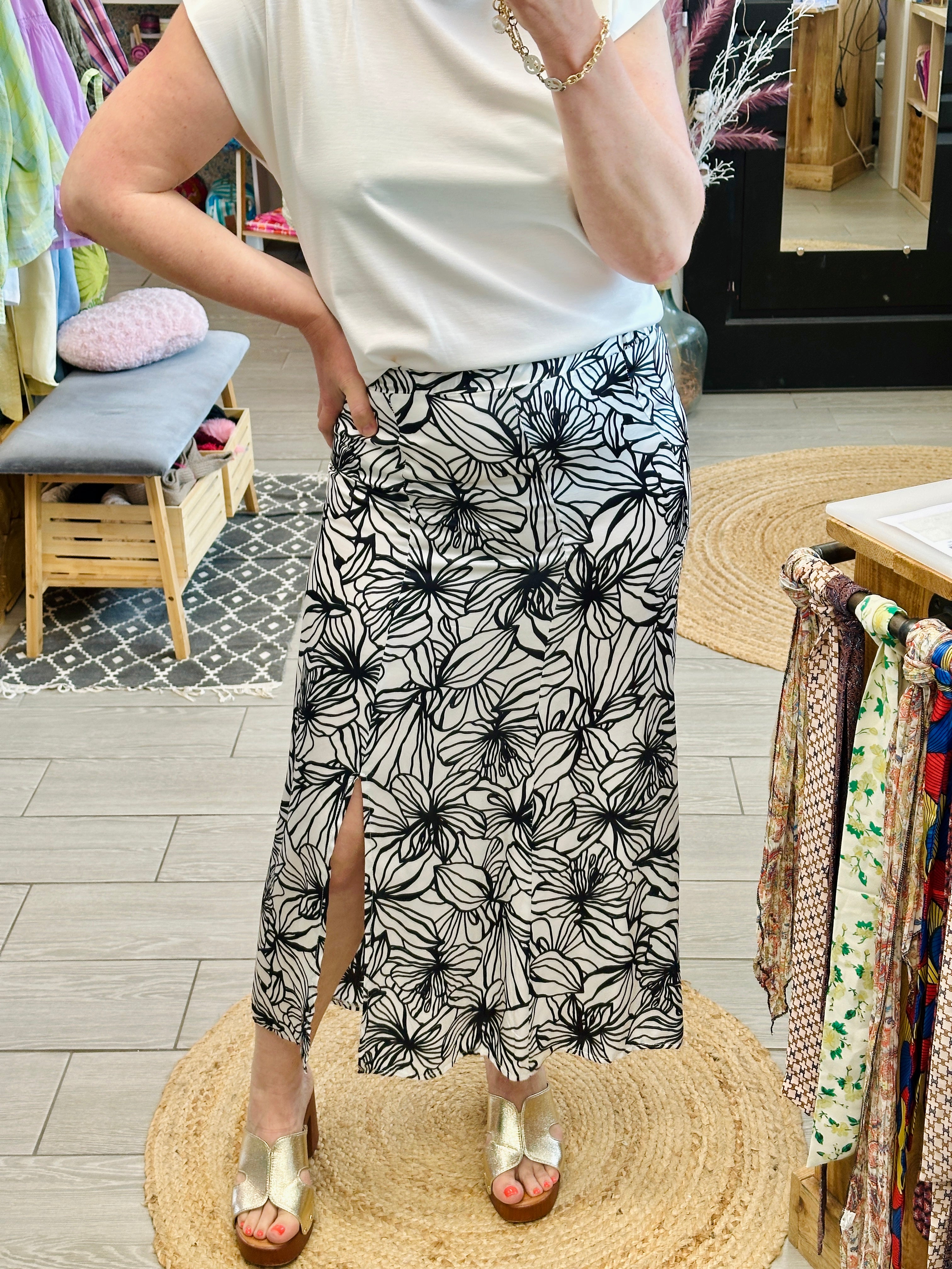 Jupe longue fleurie satinée noir et blanc disponible chez Abana boutique à Ustaritz