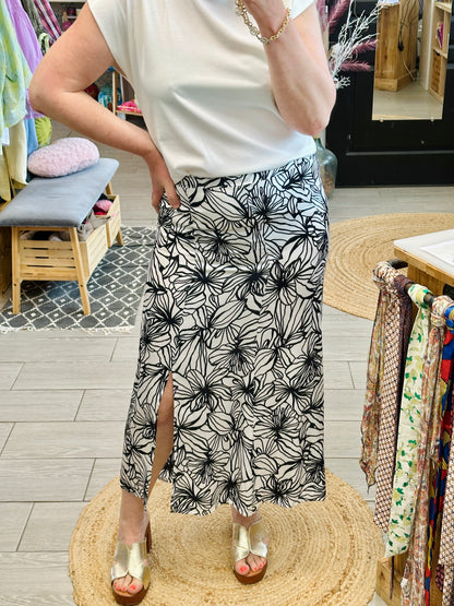 Jupe longue fleurie satinée noir et blanc disponible chez Abana boutique à Ustaritz