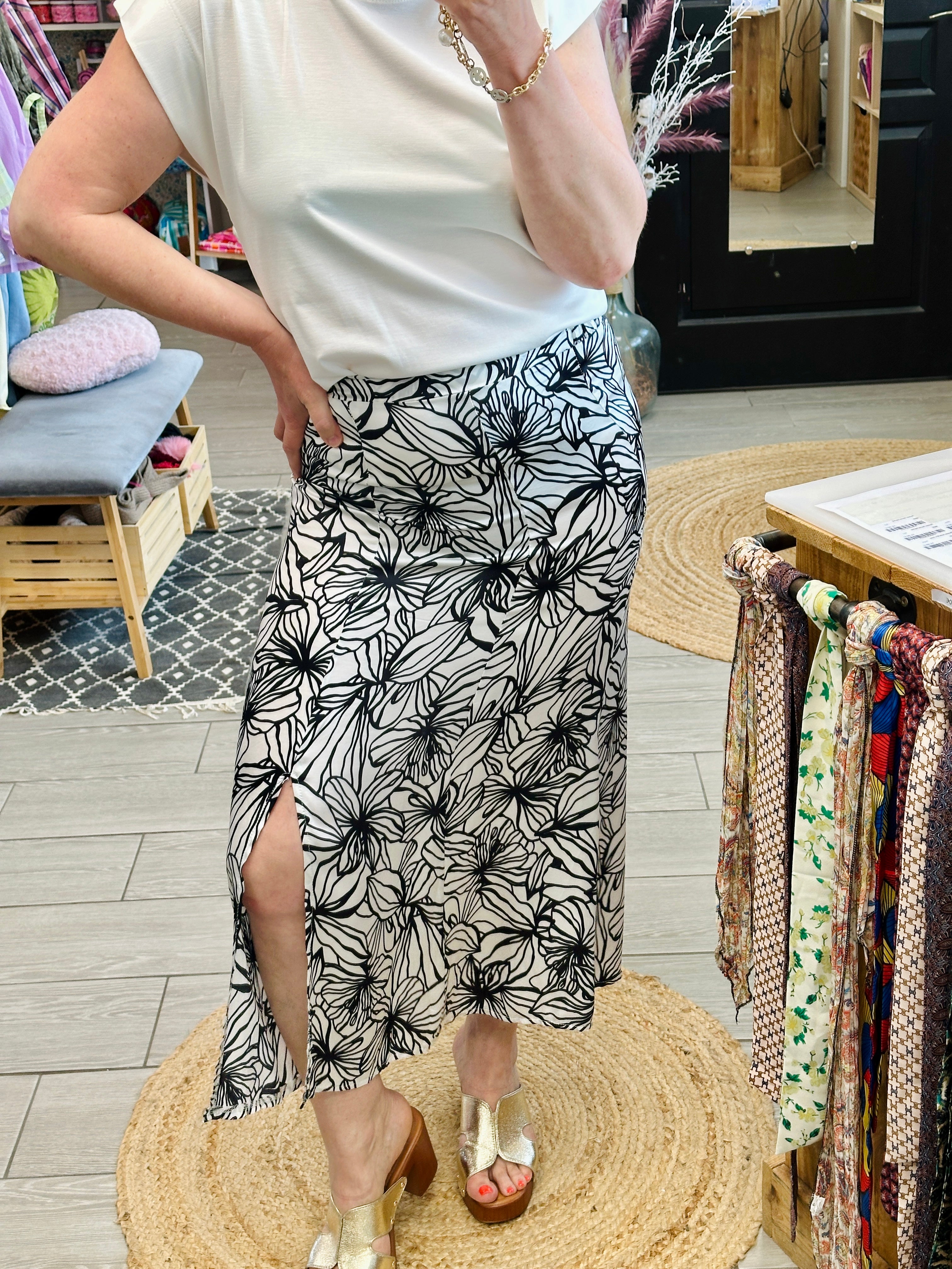 Jupe satin Flower avec fente, style chic pour l’été, dispo en S/M et L/XL chez Abana