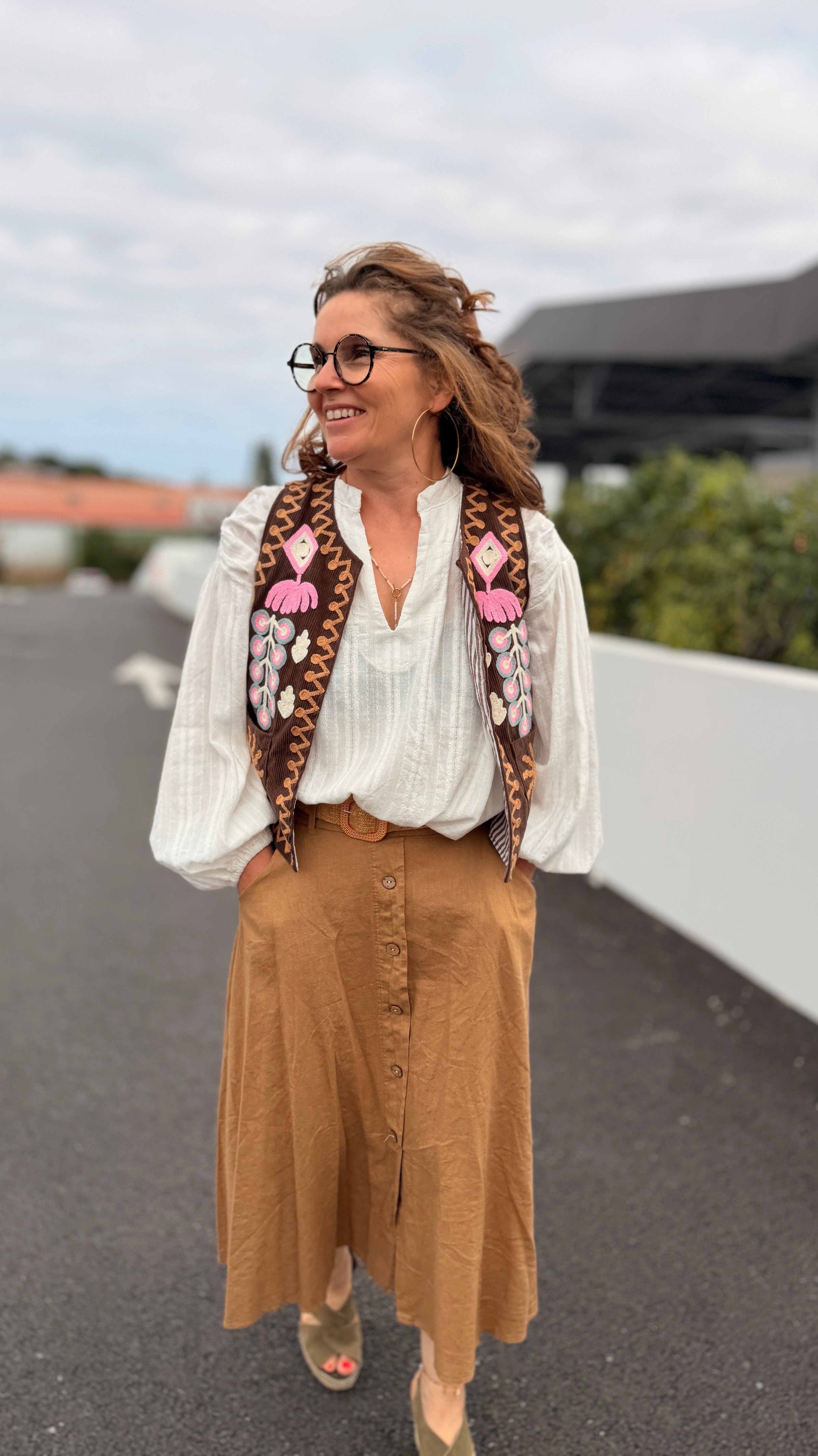 jupe longue camel a boutons ceinture blouse blanches et gilet sans manches brodés banditas johanna paris mont de marsan auch tarbes pau