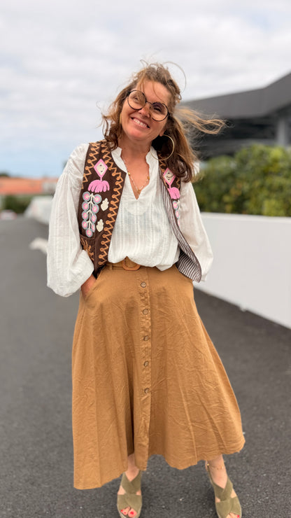 jupe longue camel boutons avec ceinture blouse blanche et gilet sans manches chocolat toulouse montauban albi lavaur castres