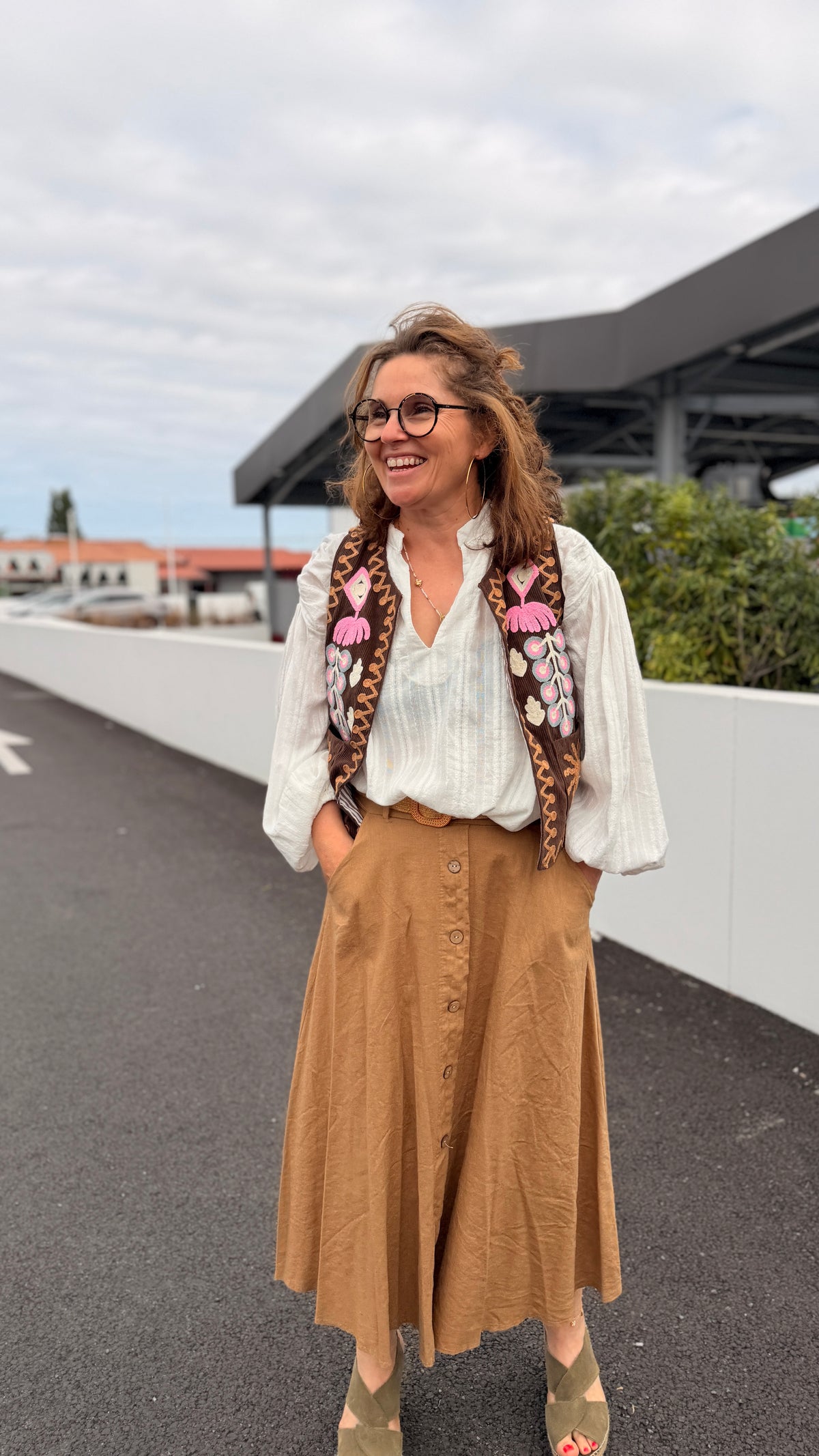 look bohème jupe longue camel a boutons blouse blanche gilet sans manches ecru emijo ana & lucy limoges angouleme poitiers chatelrault