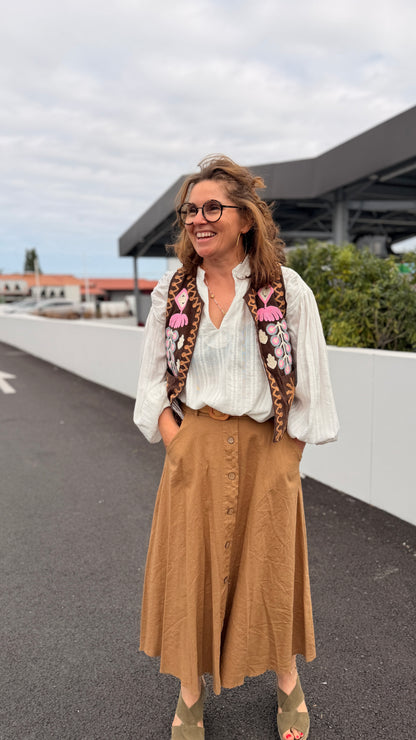 look bohème jupe longue camel a boutons blouse blanche gilet sans manches ecru emijo ana & lucy limoges angouleme poitiers chatelrault