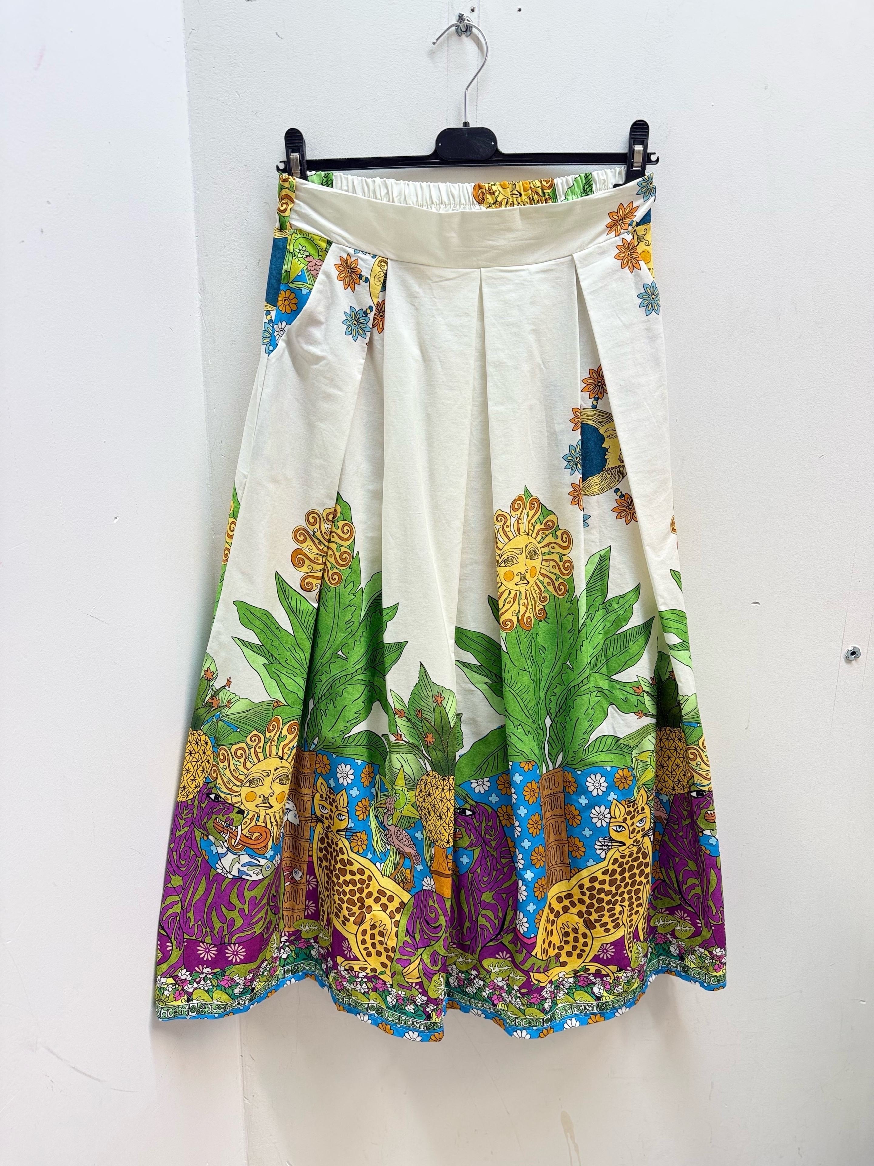 Jupe midi imprimée jungle avec motifs colorés bleu, jaune, vert et violet – coupe évasée, style bohème, idéale pour la mode femme été.