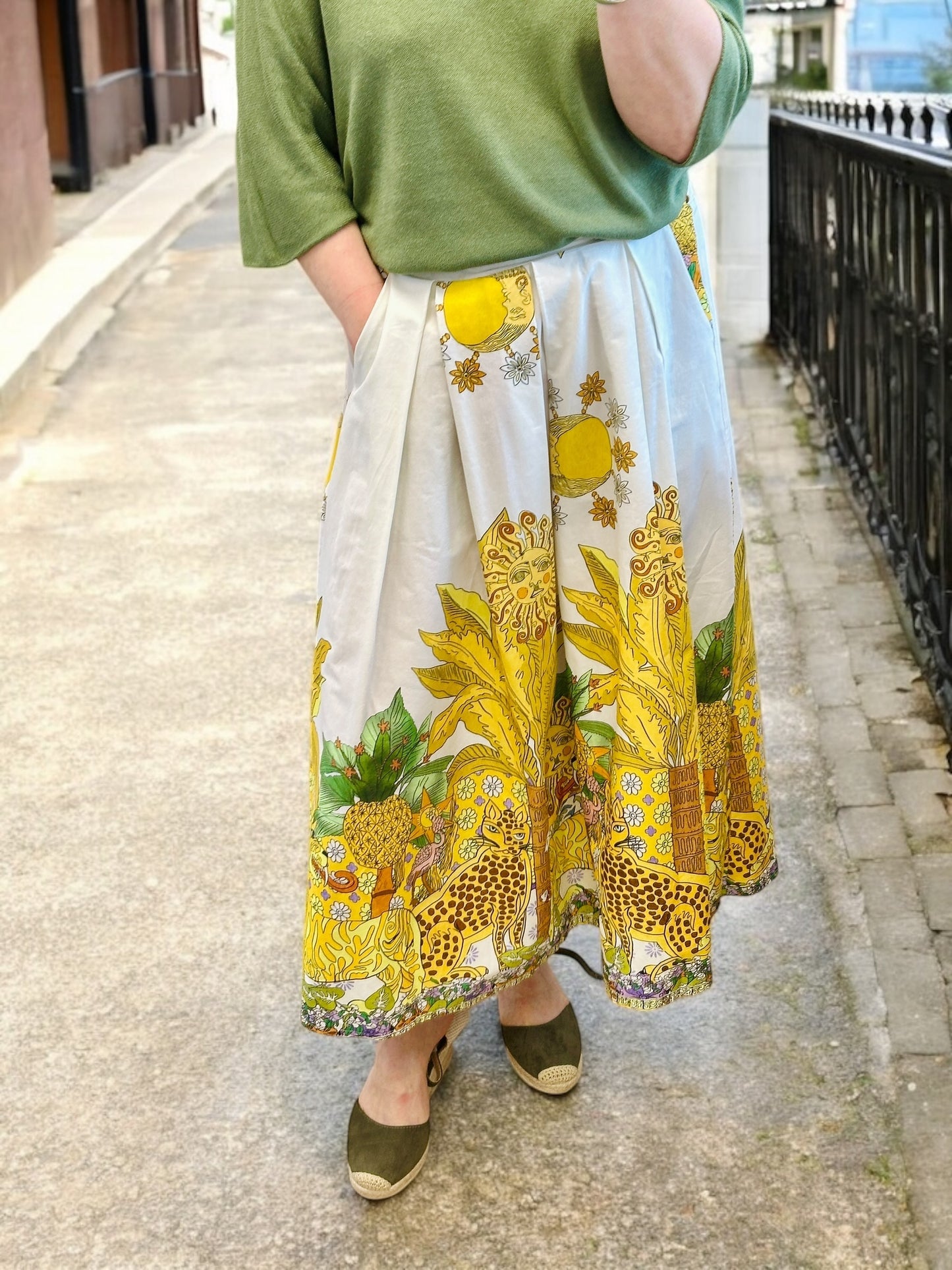 Jupe midi imprimée jungle avec motifs colorés jaune, vert – coupe évasée, style bohème, idéale pour la mode femme été.