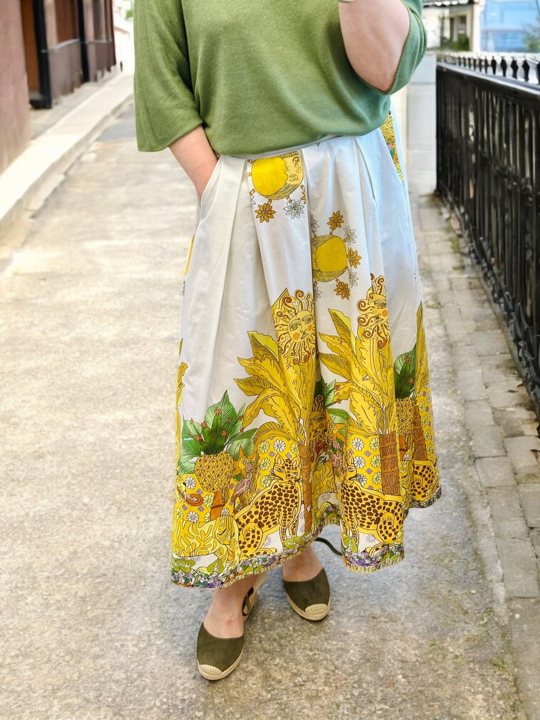 Jupe midi imprimée jungle avec motifs colorés jaune, vert – coupe évasée, style bohème, idéale pour la mode femme été.