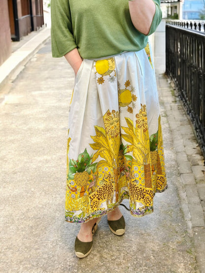 Jupe midi imprimée jungle avec motifs colorés jaune, vert – coupe évasée, style bohème, idéale pour la mode femme été.