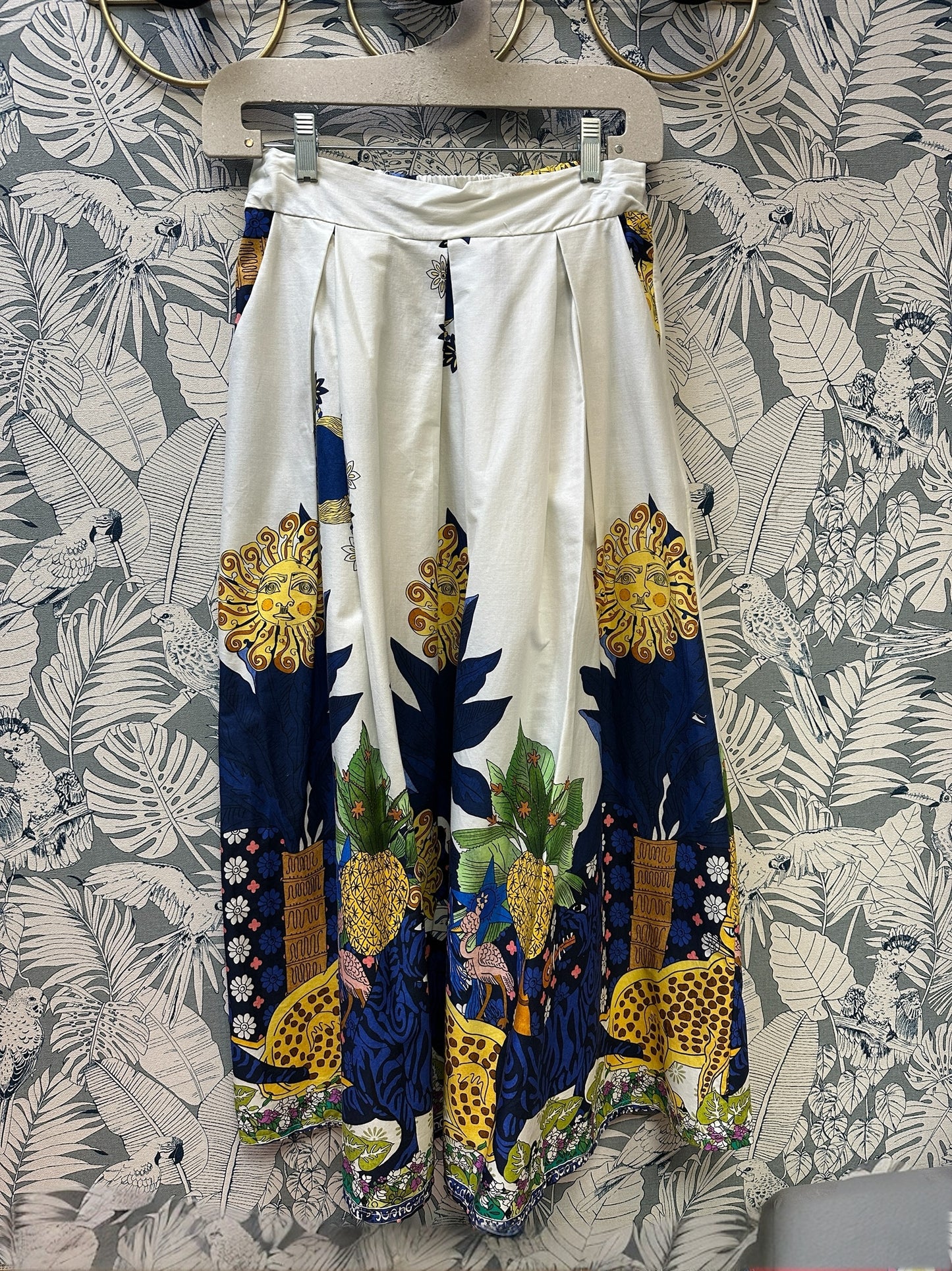 Jupe midi imprimée jungle avec motifs colorés bleu, jaune, vert – coupe évasée, style bohème, idéale pour la mode femme été.