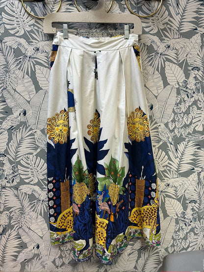 Jupe midi imprimée jungle avec motifs colorés bleu, jaune, vert – coupe évasée, style bohème, idéale pour la mode femme été.