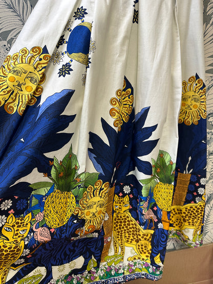 Jupe midi imprimée jungle détails des motifs colorés bleu, jaune, vert – coupe évasée, style bohème, idéale pour la mode femme été.
