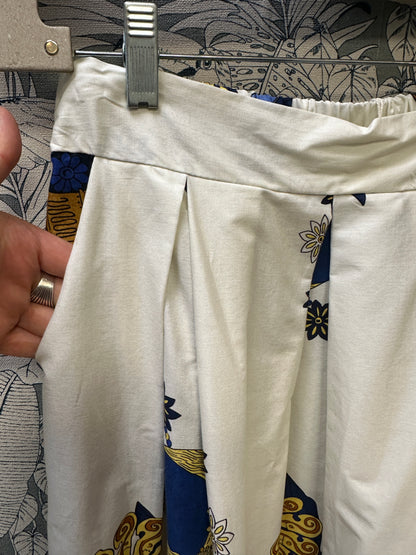 Détails jupe midi imprimée jungle avec motifs colorés bleu, jaune, vert et violet – coupe évasée, style bohème, idéale pour la mode femme été.