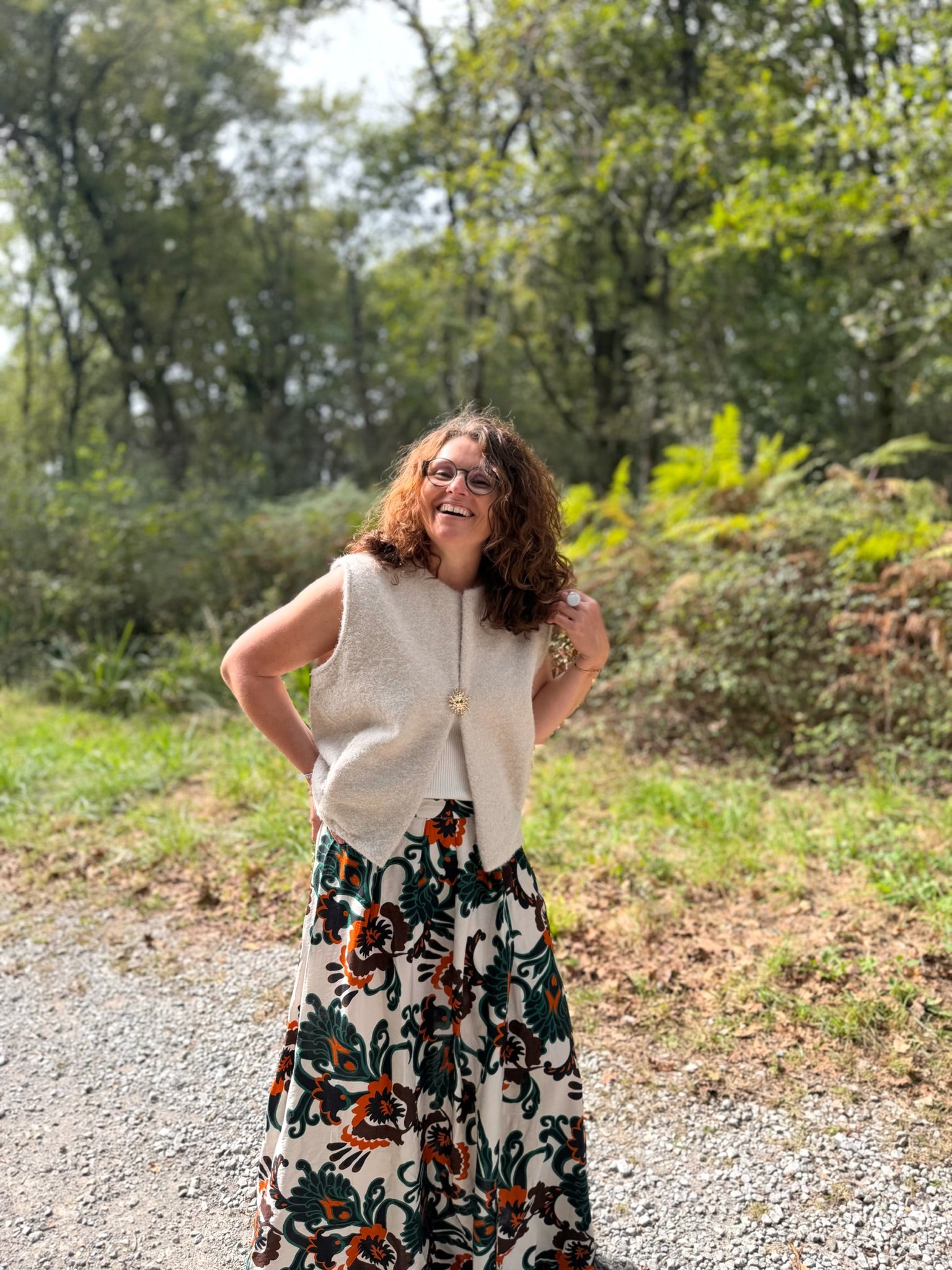 Jupe longue fluide à imprimé floral vert sapin, rouille et chocolat sur fond beige - Abana Boutique 64480