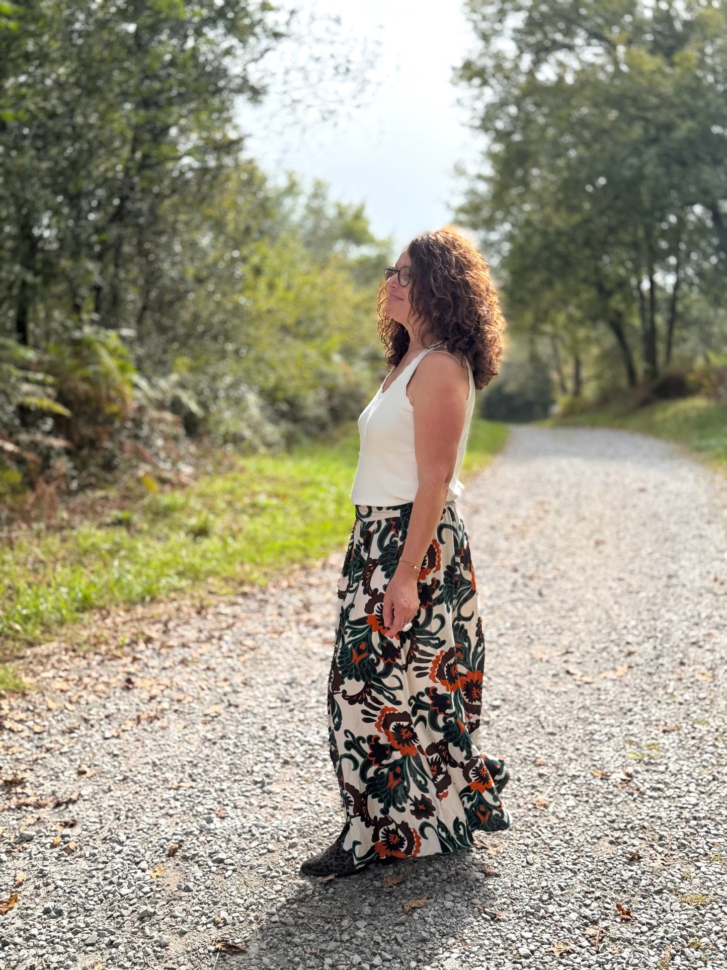 Détail d’une jupe bohème à motifs oversize pour un look automnal chic et élégant - Abana Boutique 64250