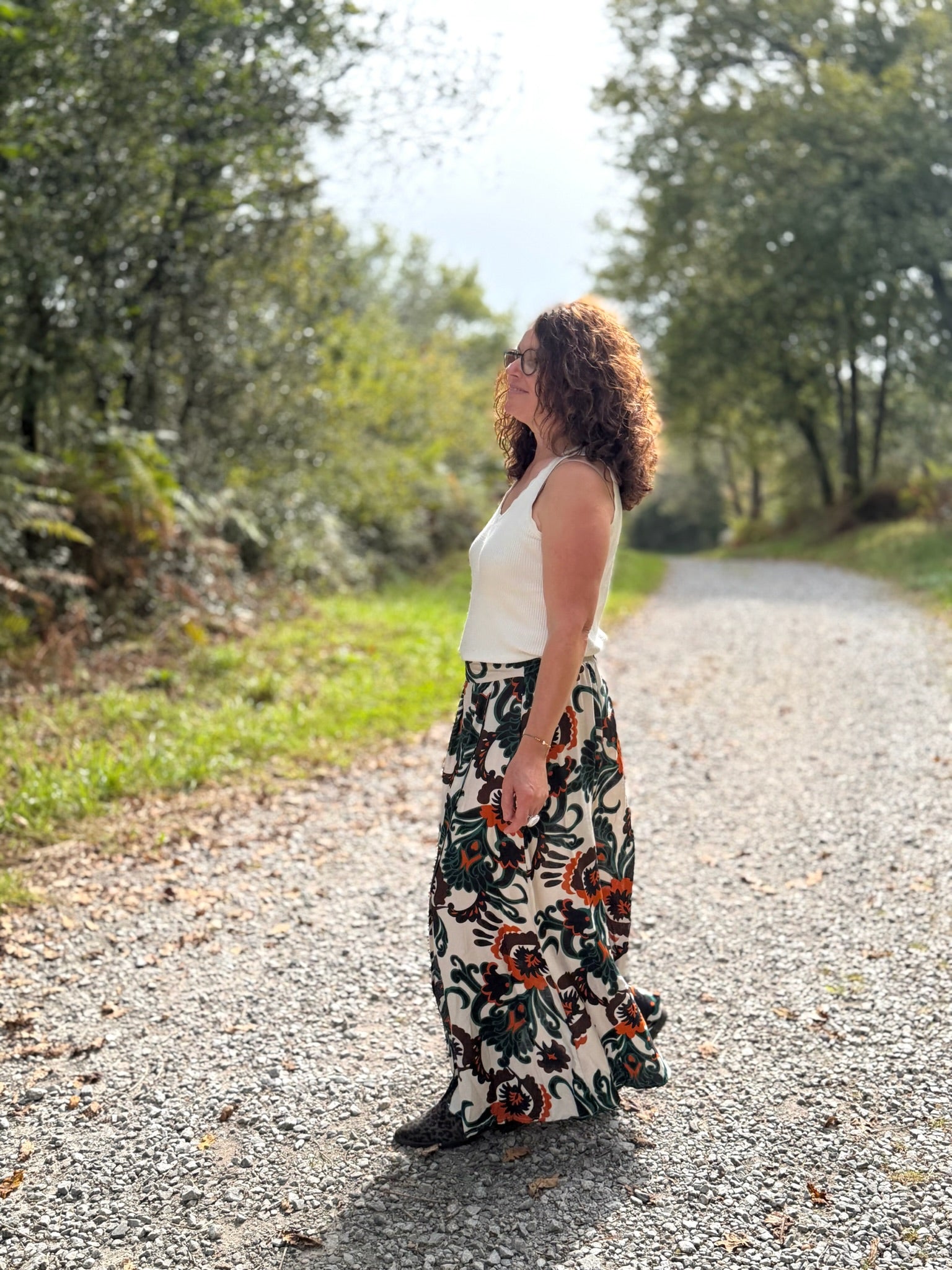 Détail d’une jupe bohème à motifs oversize pour un look automnal chic et élégant - Abana Boutique 64250