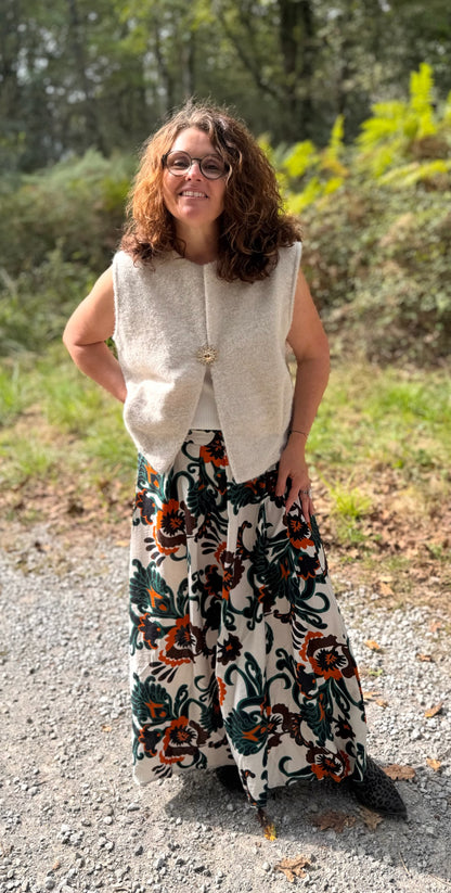 Zoom sur une jupe longue à imprimé végétal stylisé, coupe ample et fluide  Abana Boutique 64310