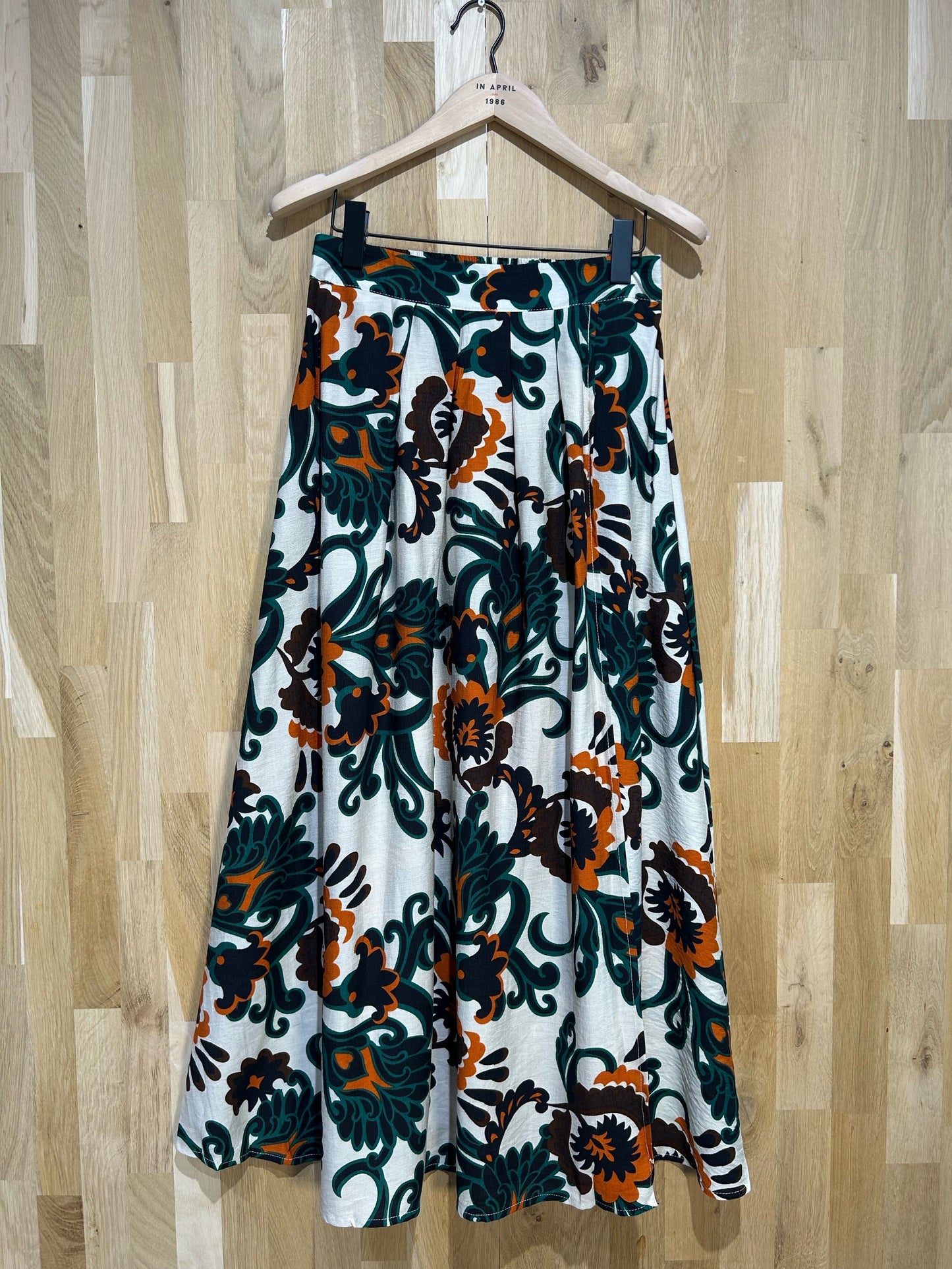 Jupe longue bohème à motifs graphiques colorés, idéale pour un look naturel et tendance - Abana Boutique 64240