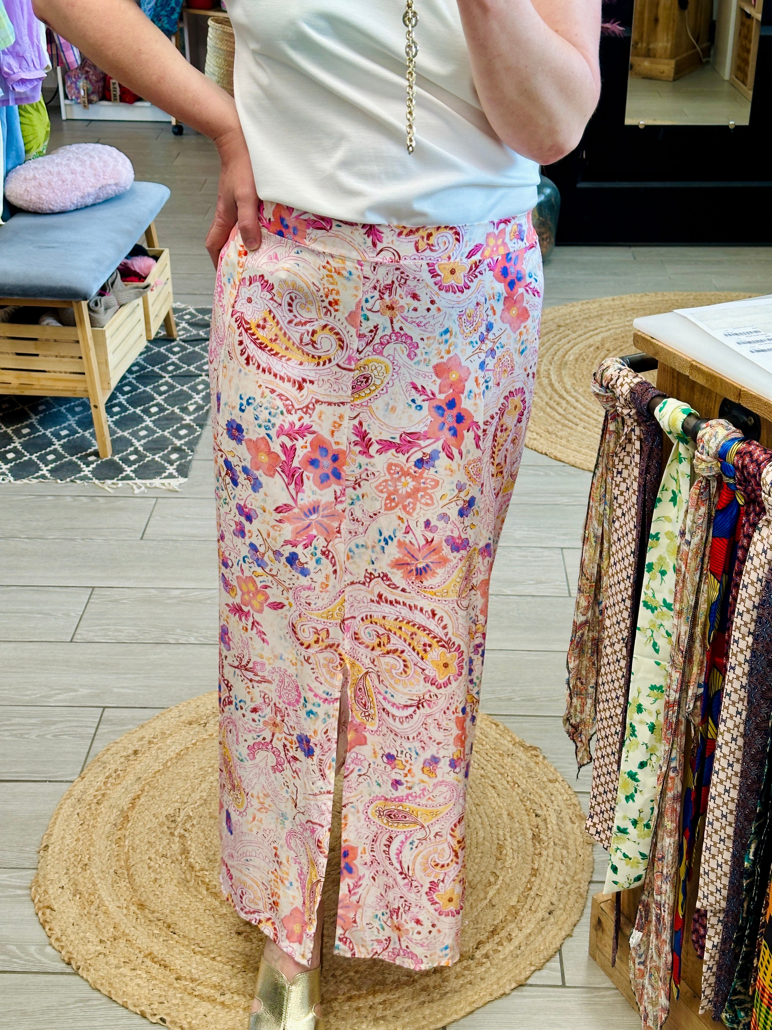 Jupe longue fluide à imprimé bohème rose et violet disponible chez Abana Boutique Ustaritz
