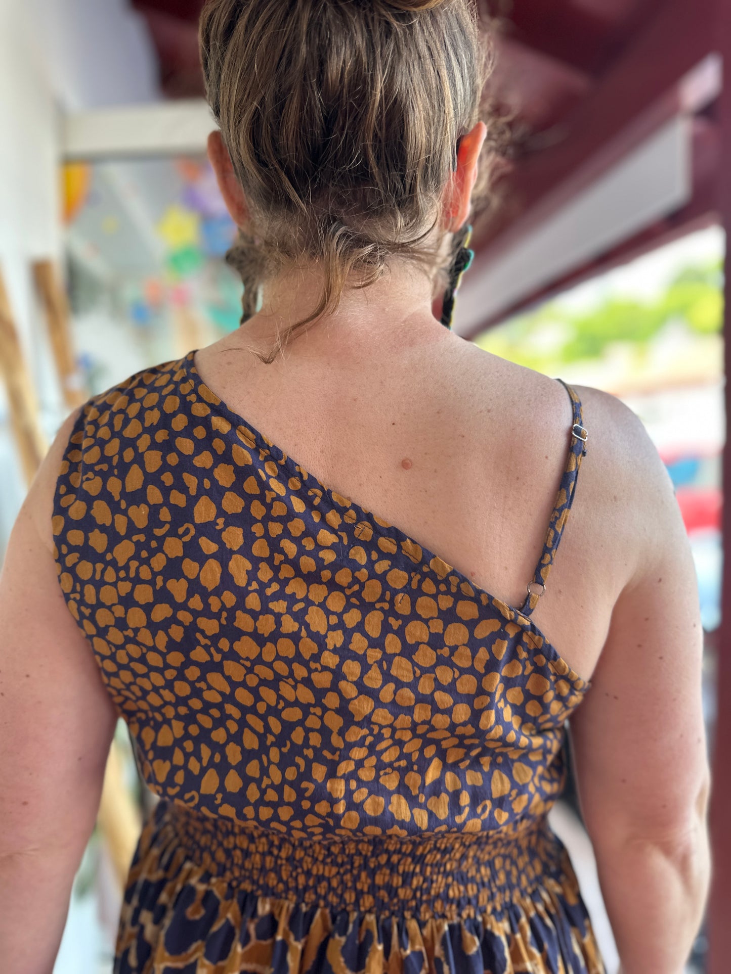 dos de la robe leopard en bandeau avec bretelle reserable et taille elastique isla bonita poitiers agen 