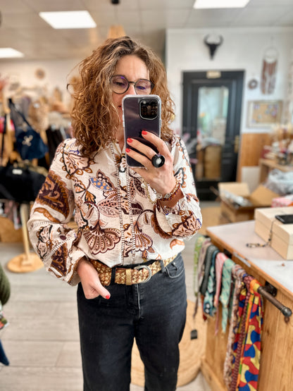 Femme portant une chemise blanche à motifs floraux dans les tons marron et violet - Abana 64990