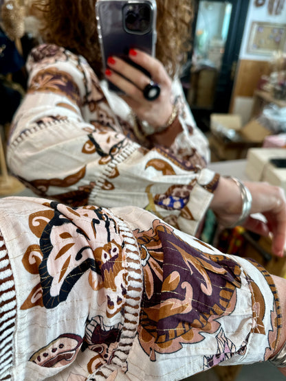 Détail du col et des boutons d’une chemise fluide à imprimé végétal - Abana 64310