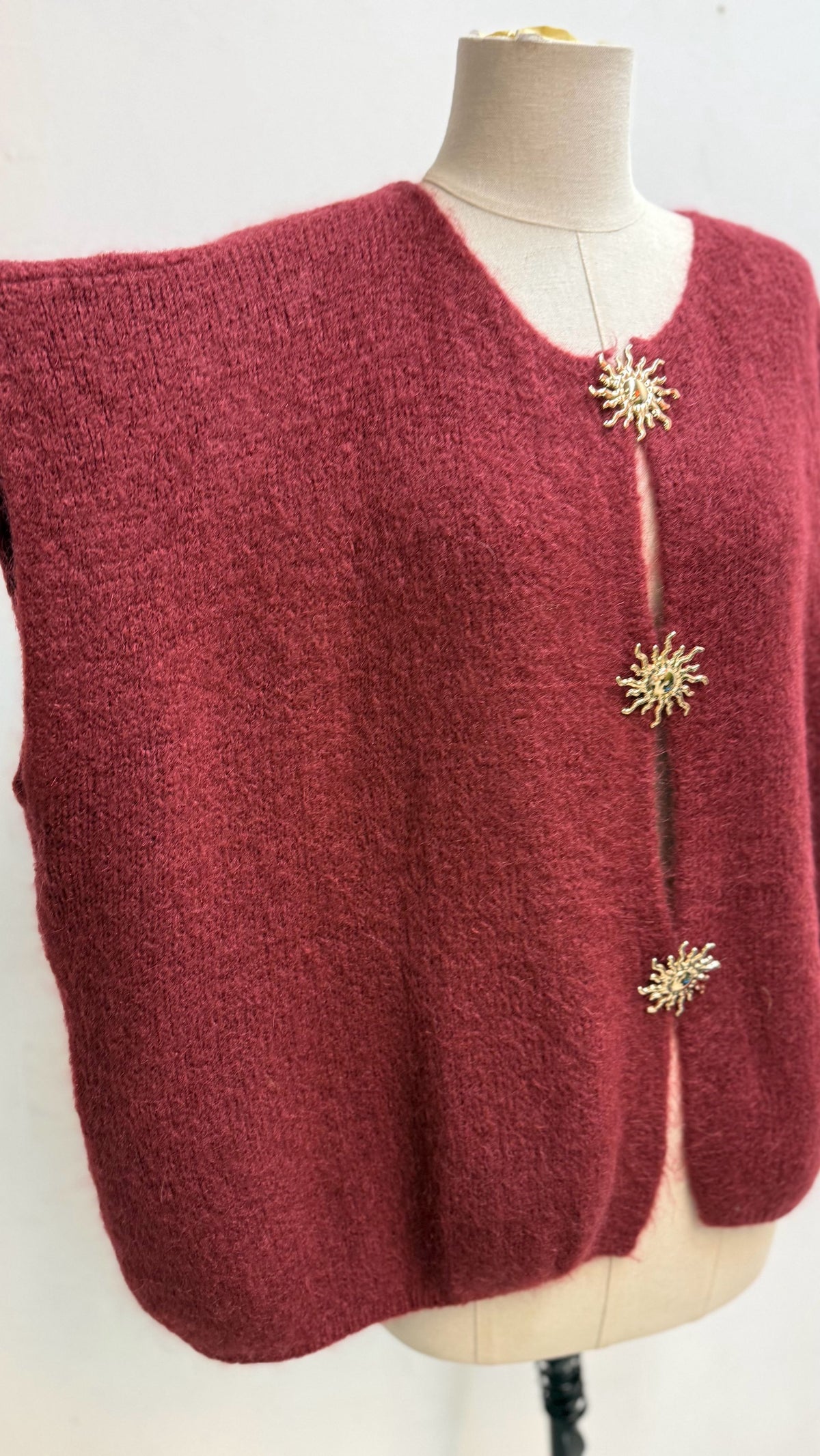 ☀️Gilet sans manches Margaux – Broche soleil, 12 coloris