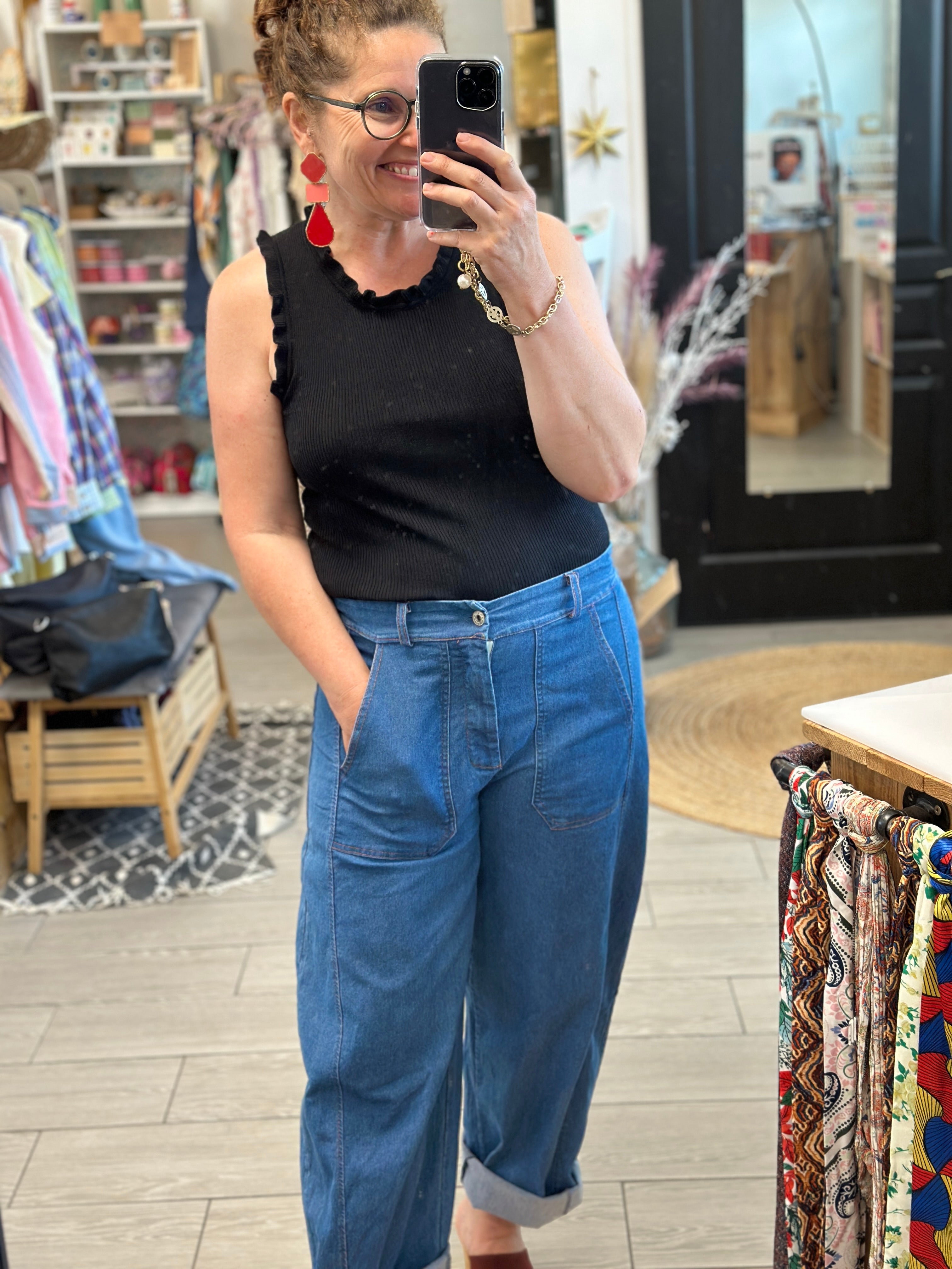 Pantalon barrel en jean bleu avec ceinture, coupe moderne pour femme – disponible chez Abana Boutique à Ustaritz, près de Bayonne – taille unique M/L – look avec débardeur noir