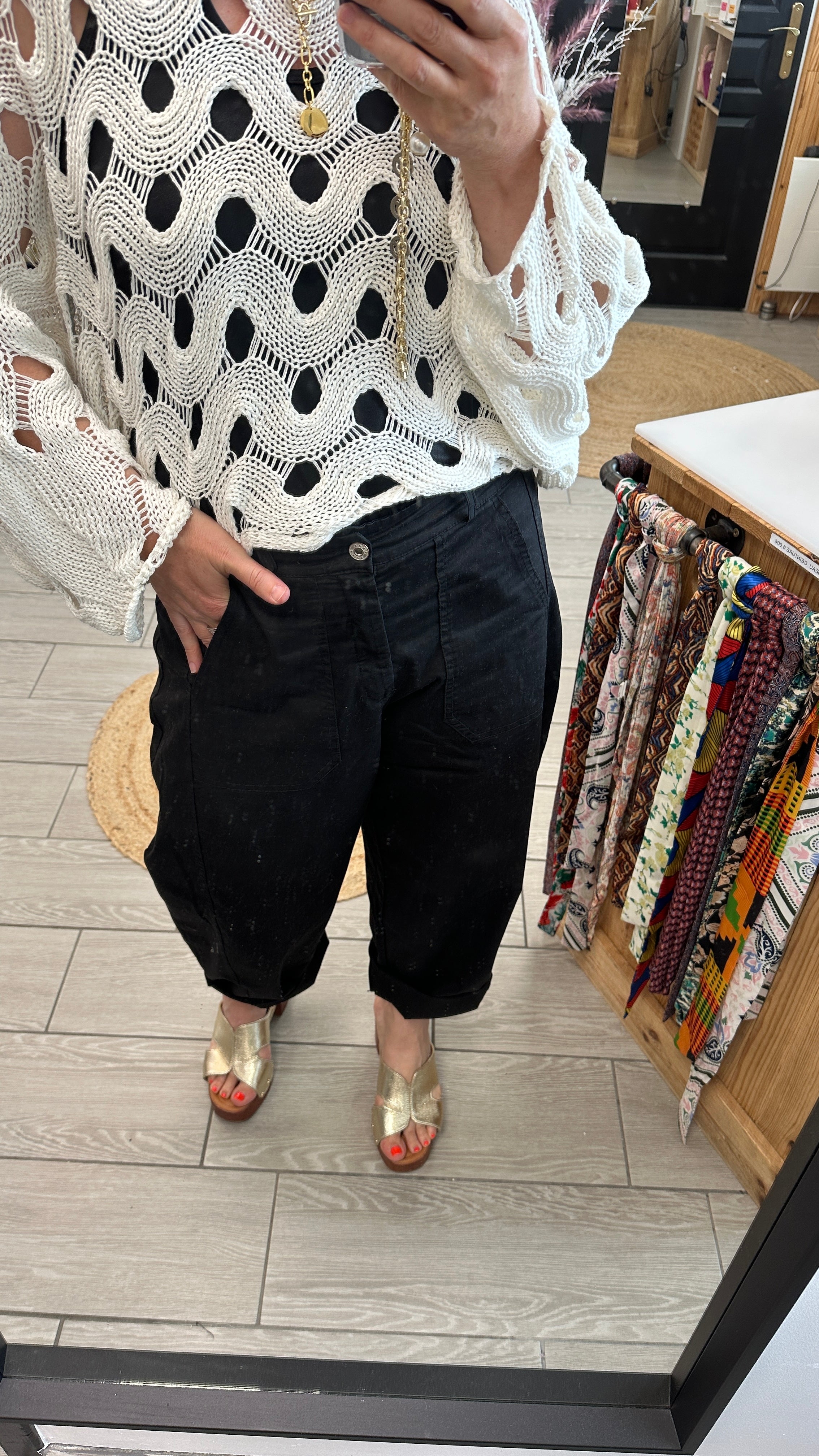 Zoom sur pantalon noir coupe décontractée avec revers – Boutique Abana 64480