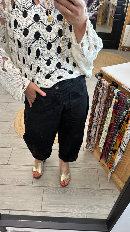 Zoom sur pantalon noir coupe décontractée avec revers – Boutique Abana 64480