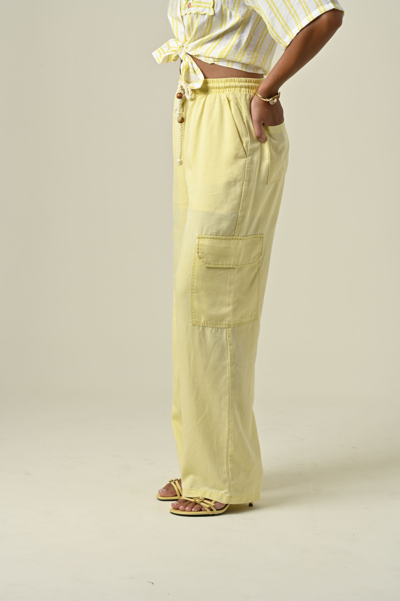 Pantalon jaune Edith à poches cargo par Orfeo Paris, coupe droite fluide, disponible dans la boutique Abana à Ustaritz