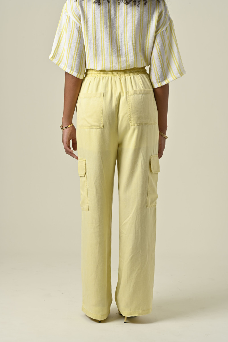 Pantalon Edith en modal jaune par Orfeo Paris, avec poches plaquées et taille élastique, en vente chez Abana près de Bayonne
