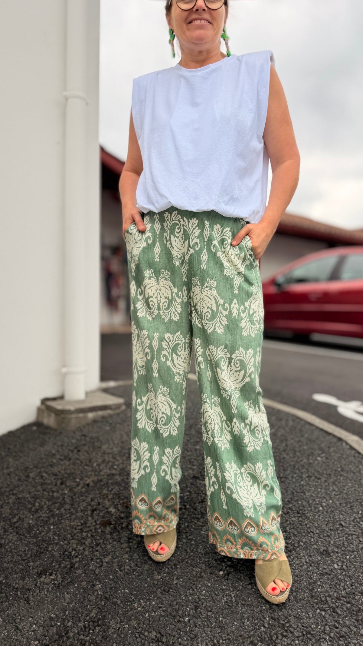 haut blanc a epaulettes pantalon fluide vert motif blanc mode femme tendance sarah john ninca carter toulouse toulon perpignan