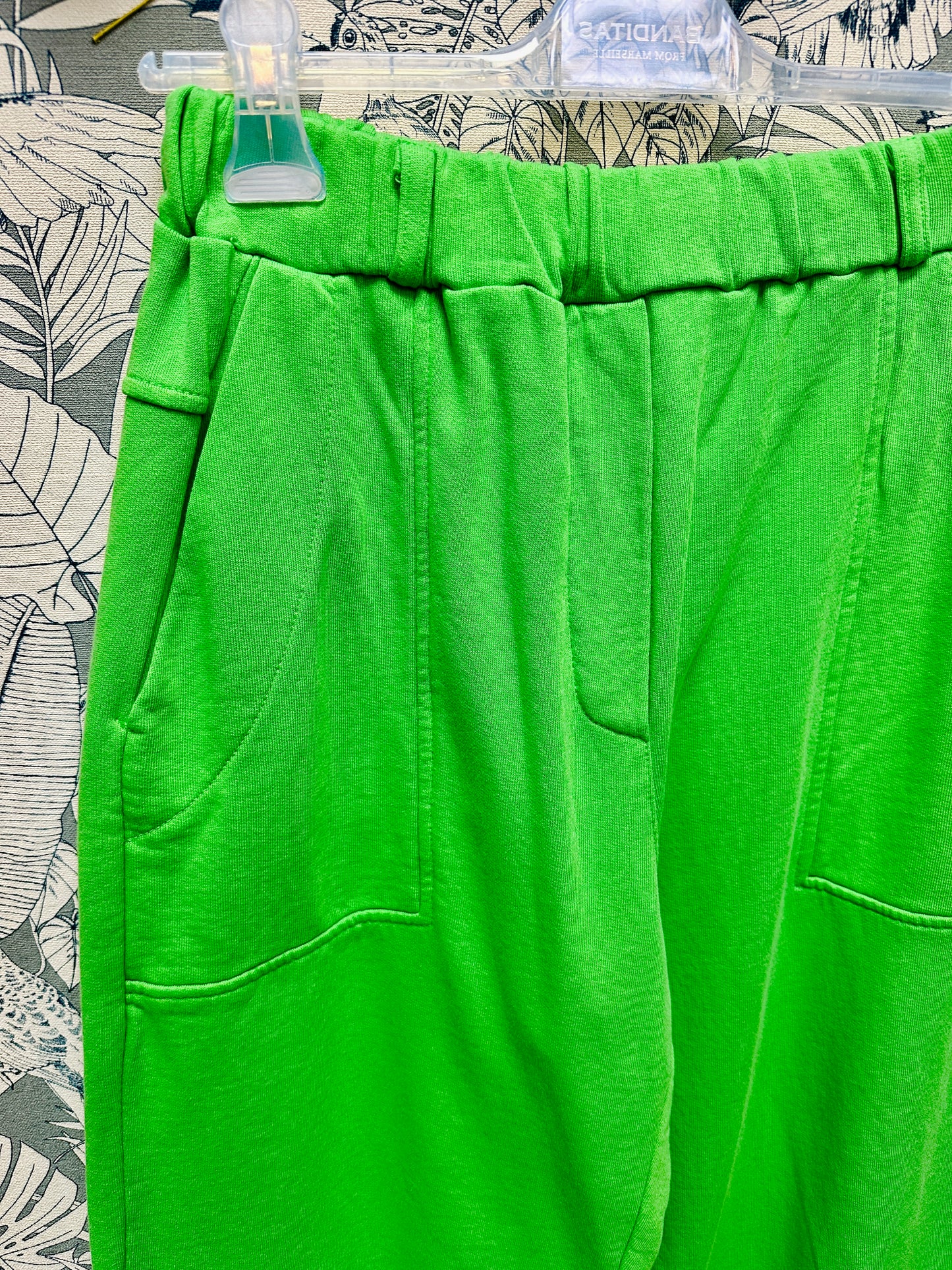 Jogging Golia vert Banditas from Marseille en coton 100%, modèle oversize avec poches visibles et taille haute élastique