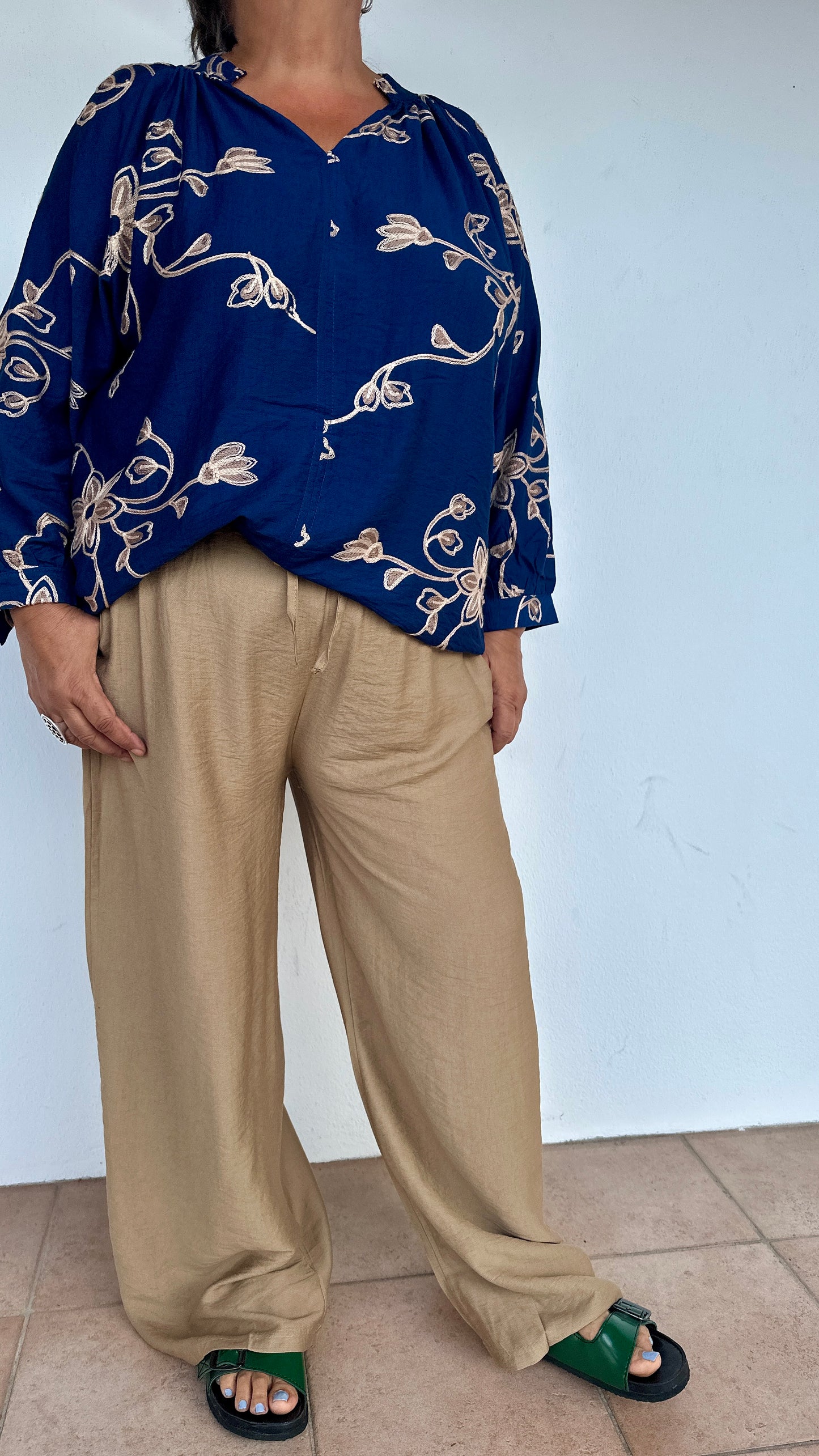 Pantalon fluide grande taille beige pour femme, coupe ample et tissu doux – disponible du L au XXL – Boutique Abana 64480